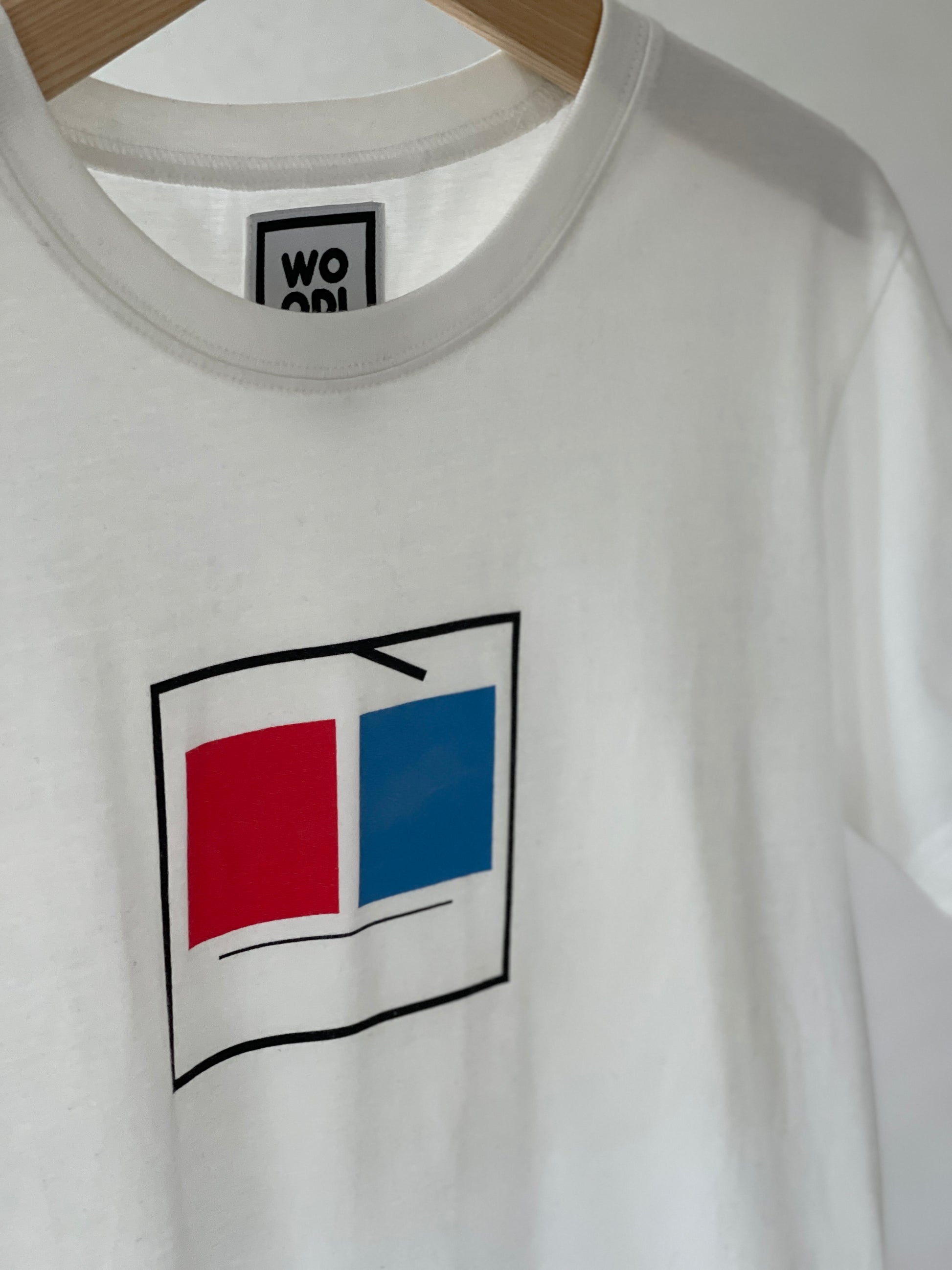 Regular fitted crewneck t-shirt. Cut from 100% superfine cotton, the shape makes it ideal for any occasion. The perfect piece for layering or wearing on its own.  Colour: white Print: WOODI square character Material: 100%  cotton