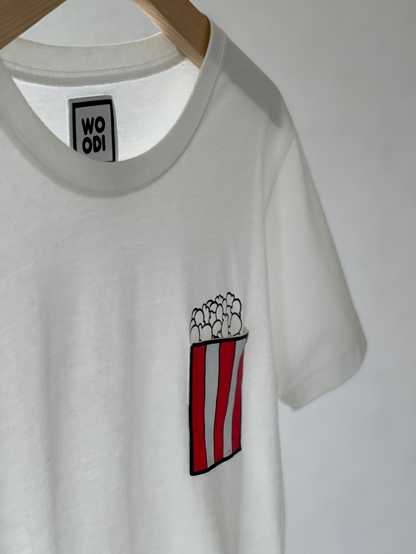 Regular fitted crewneck t-shirt. Cut from 100% superfine cotton, the shape makes it ideal for any occasion. The perfect piece for layering or wearing on its own.  Colour: white Pocket: front pocket with printed popcorns inside Material: 100%  cotton