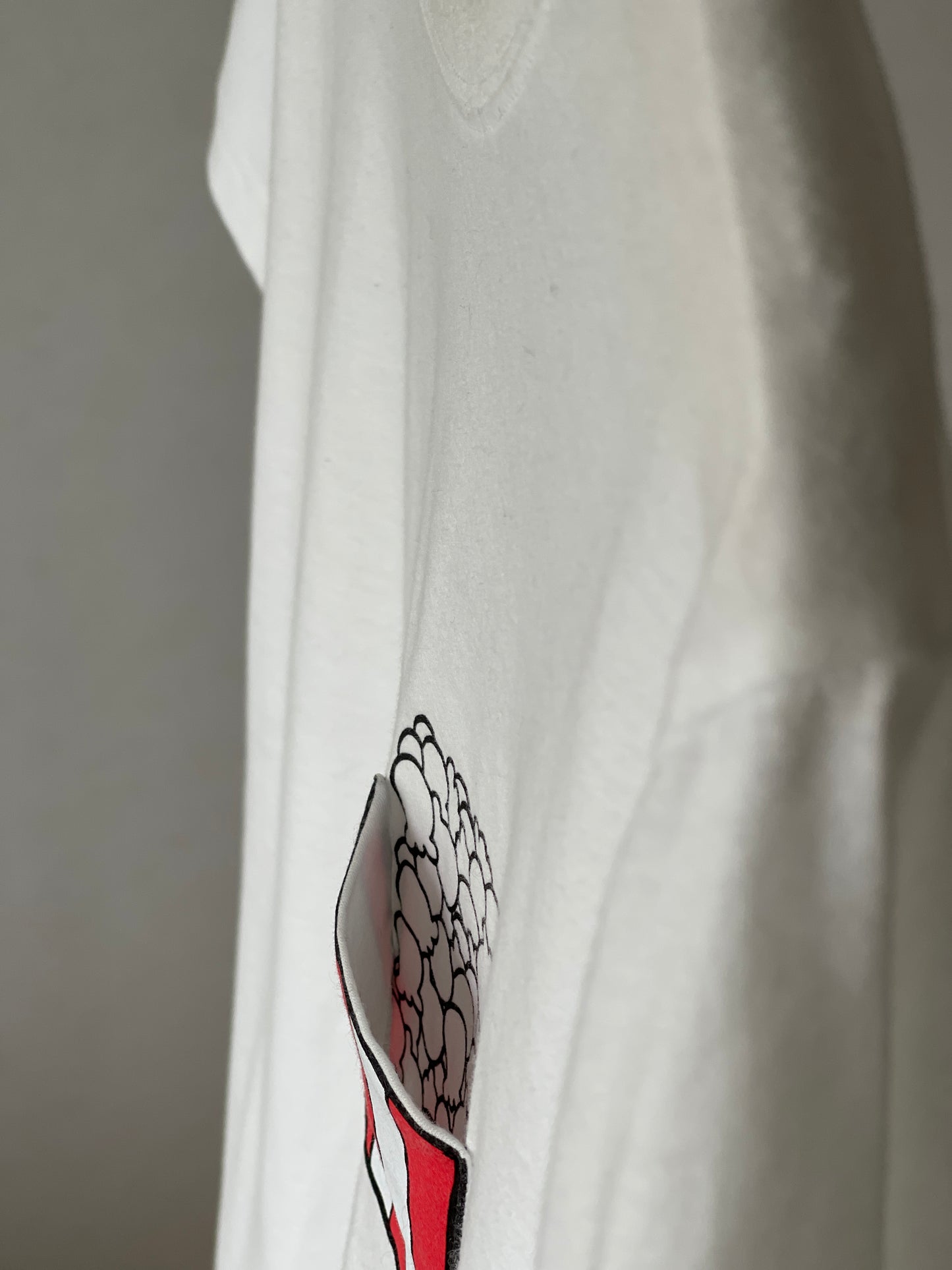 Regular fitted crewneck t-shirt. Cut from 100% superfine cotton, the shape makes it ideal for any occasion. The perfect piece for layering or wearing on its own.  Colour: white Pocket: front pocket with printed popcorns inside Material: 100%  cotton. Front Side