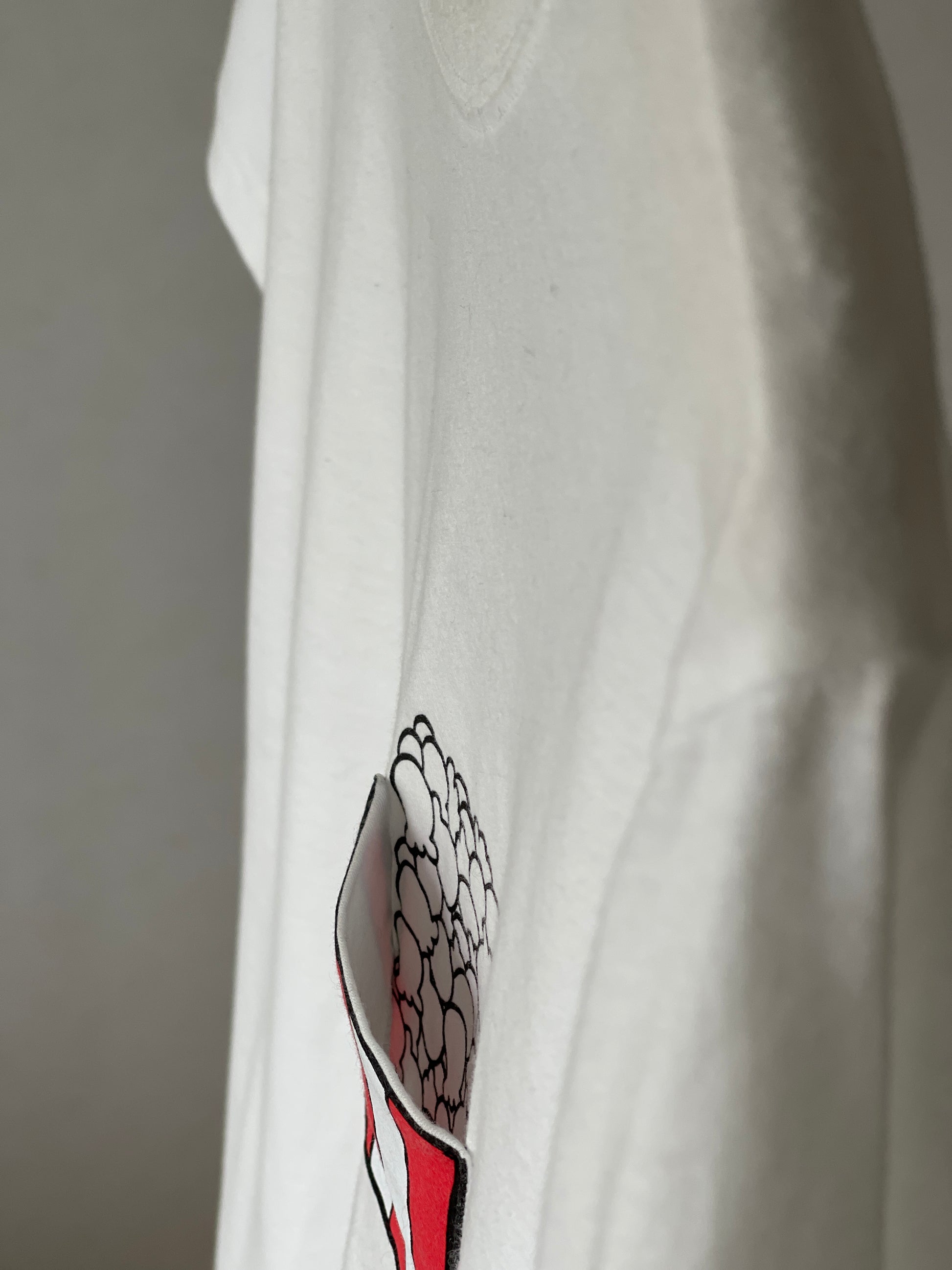 Regular fitted crewneck t-shirt. Cut from 100% superfine cotton, the shape makes it ideal for any occasion. The perfect piece for layering or wearing on its own.  Colour: white Pocket: front pocket with printed popcorns inside Material: 100%  cotton. Front Side