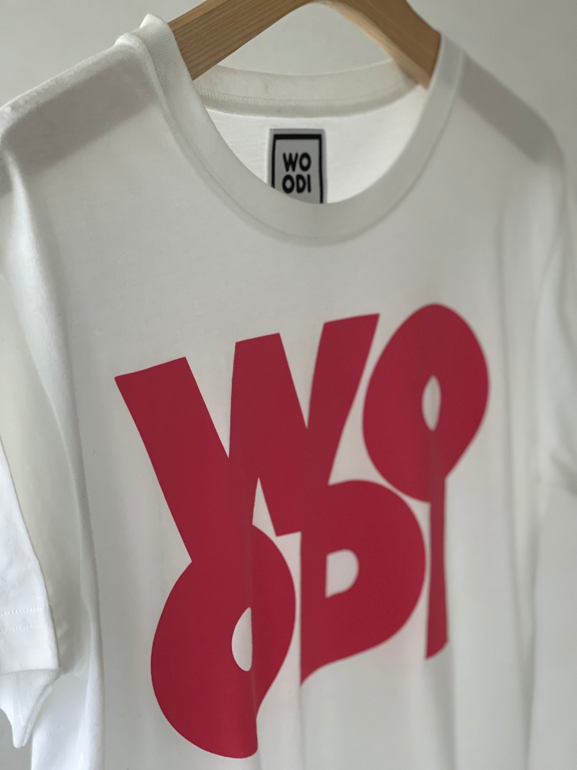 Regular fitted crewneck t-shirt. Cut from 100% superfine cotton, the shape makes it ideal for any occasion. The perfect piece for layering or wearing on its own.  Colour: white Print: WOODI pink logo Material: 100%  cotton