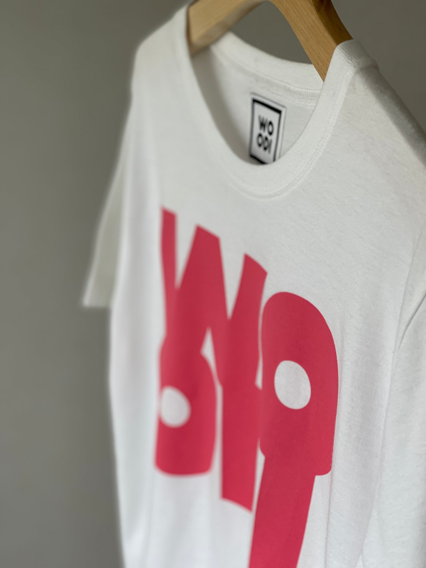 Regular fitted crewneck t-shirt. Cut from 100% superfine cotton, the shape makes it ideal for any occasion. The perfect piece for layering or wearing on its own.  Colour: white Print: WOODI pink logo Material: 100%  cotton