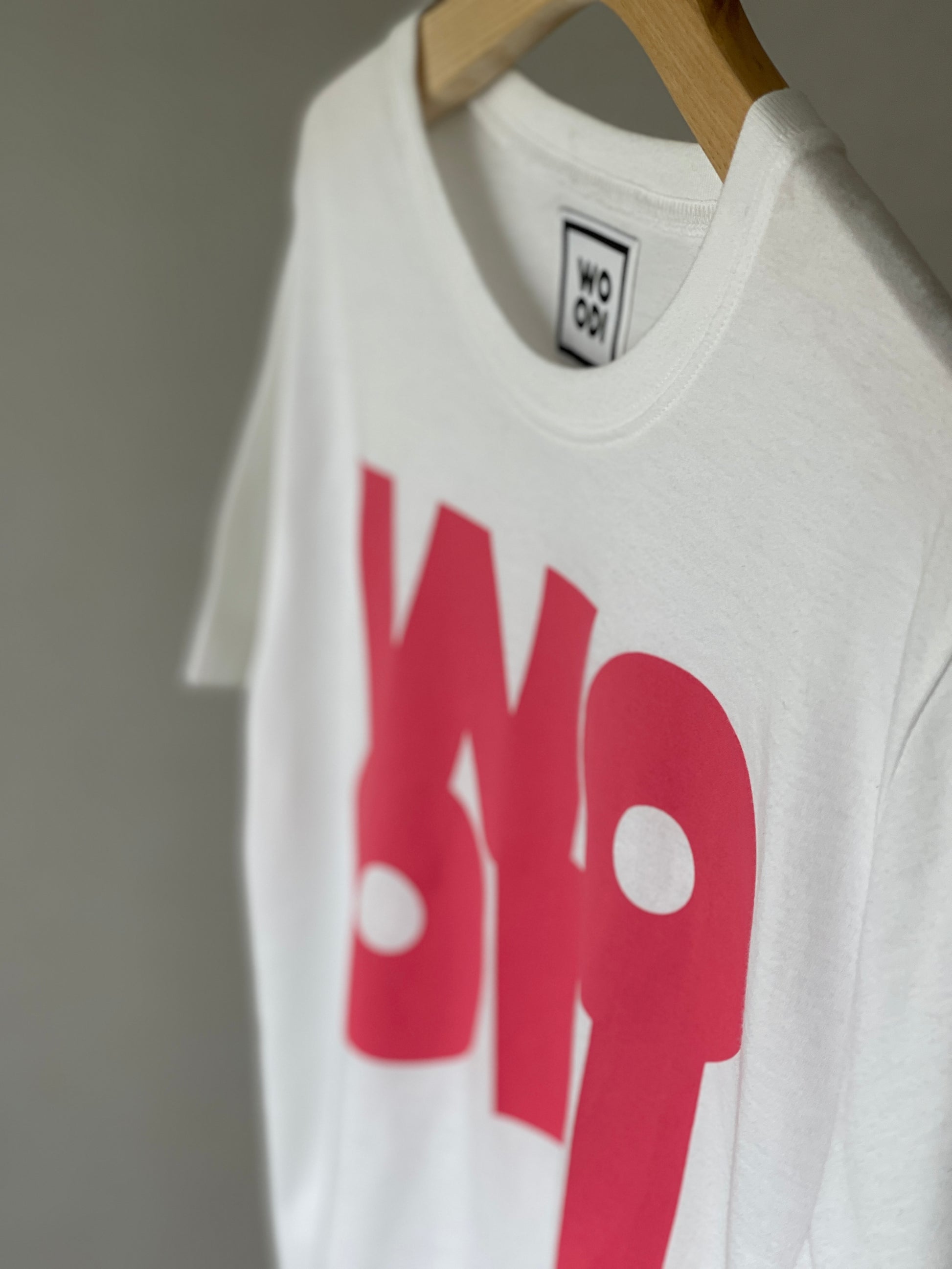 Regular fitted crewneck t-shirt. Cut from 100% superfine cotton, the shape makes it ideal for any occasion. The perfect piece for layering or wearing on its own.  Colour: white Print: WOODI pink logo Material: 100%  cotton