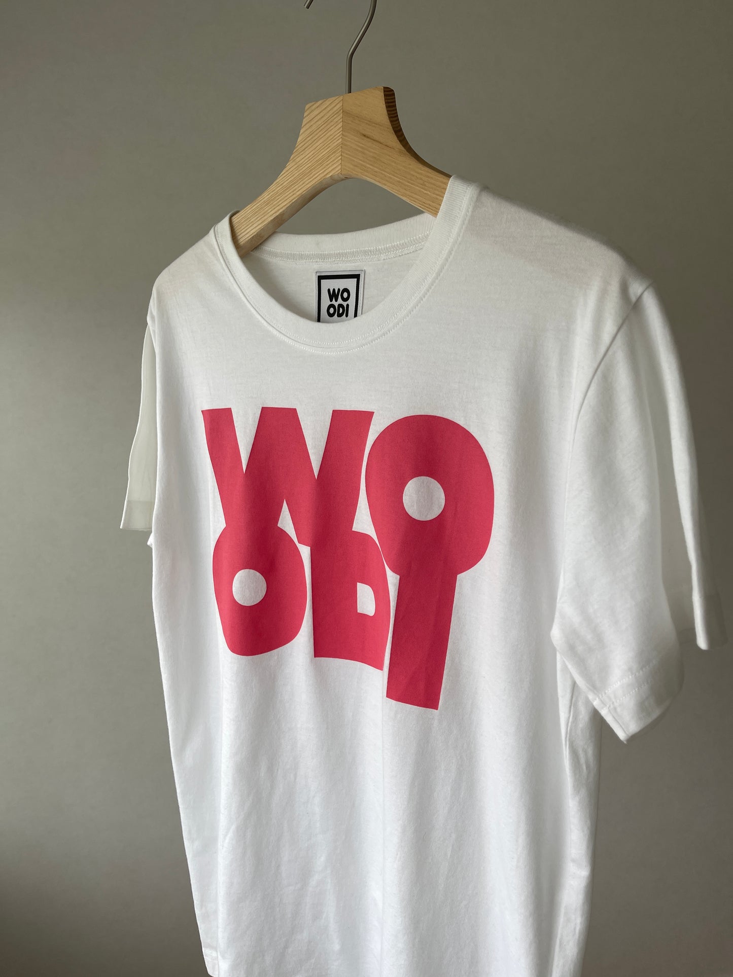 Regular fitted crewneck t-shirt. Cut from 100% superfine cotton, the shape makes it ideal for any occasion. The perfect piece for layering or wearing on its own.  Colour: white Print: WOODI pink logo Material: 100%  cotton