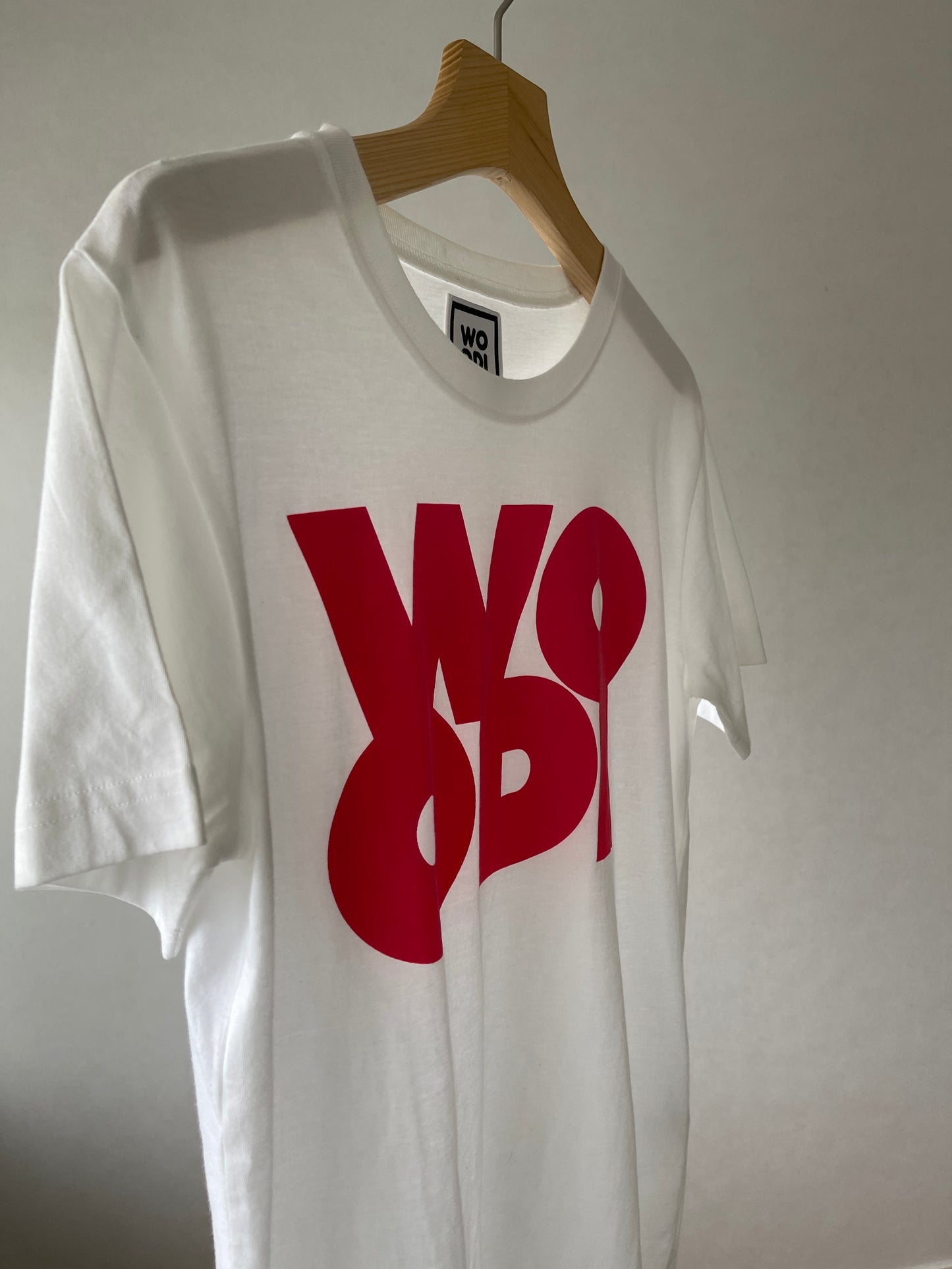 Regular fitted crewneck t-shirt. Cut from 100% superfine cotton, the shape makes it ideal for any occasion. The perfect piece for layering or wearing on its own.  Colour: white Print: WOODI pink logo Material: 100%  cotton