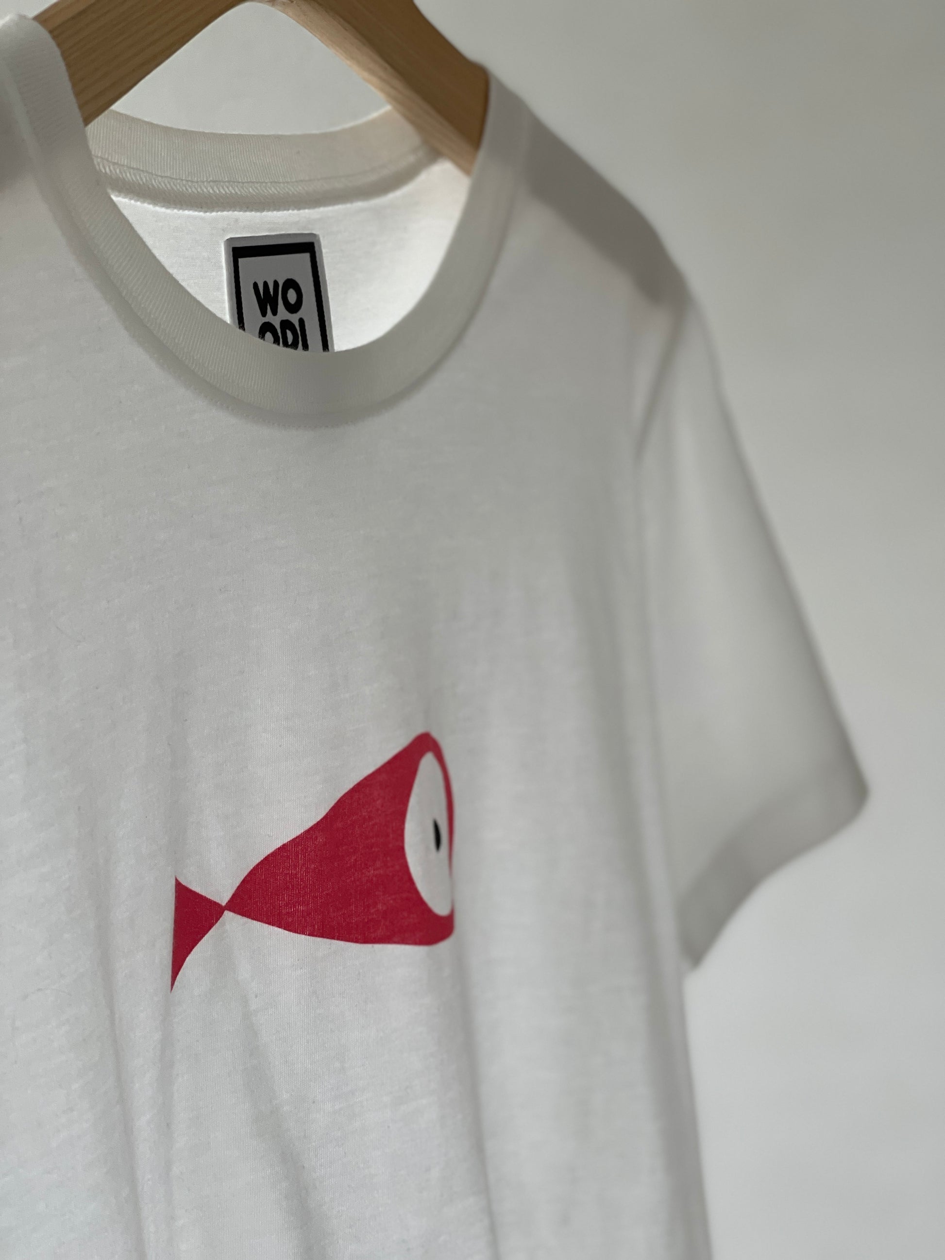 Regular fitted crewneck t-shirt. Cut from 100% superfine cotton, the shape makes it ideal for any occasion. The perfect piece for layering or wearing on its own.  Colour: white Print: pink fish Material: 100%  cotton