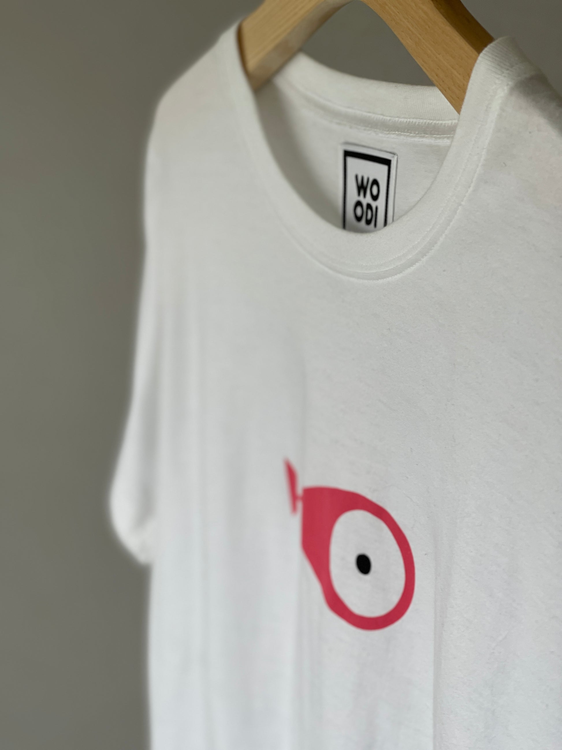 Regular fitted crewneck t-shirt. Cut from 100% superfine cotton, the shape makes it ideal for any occasion. The perfect piece for layering or wearing on its own.  Colour: white Print: pink fish Material: 100%  cotton