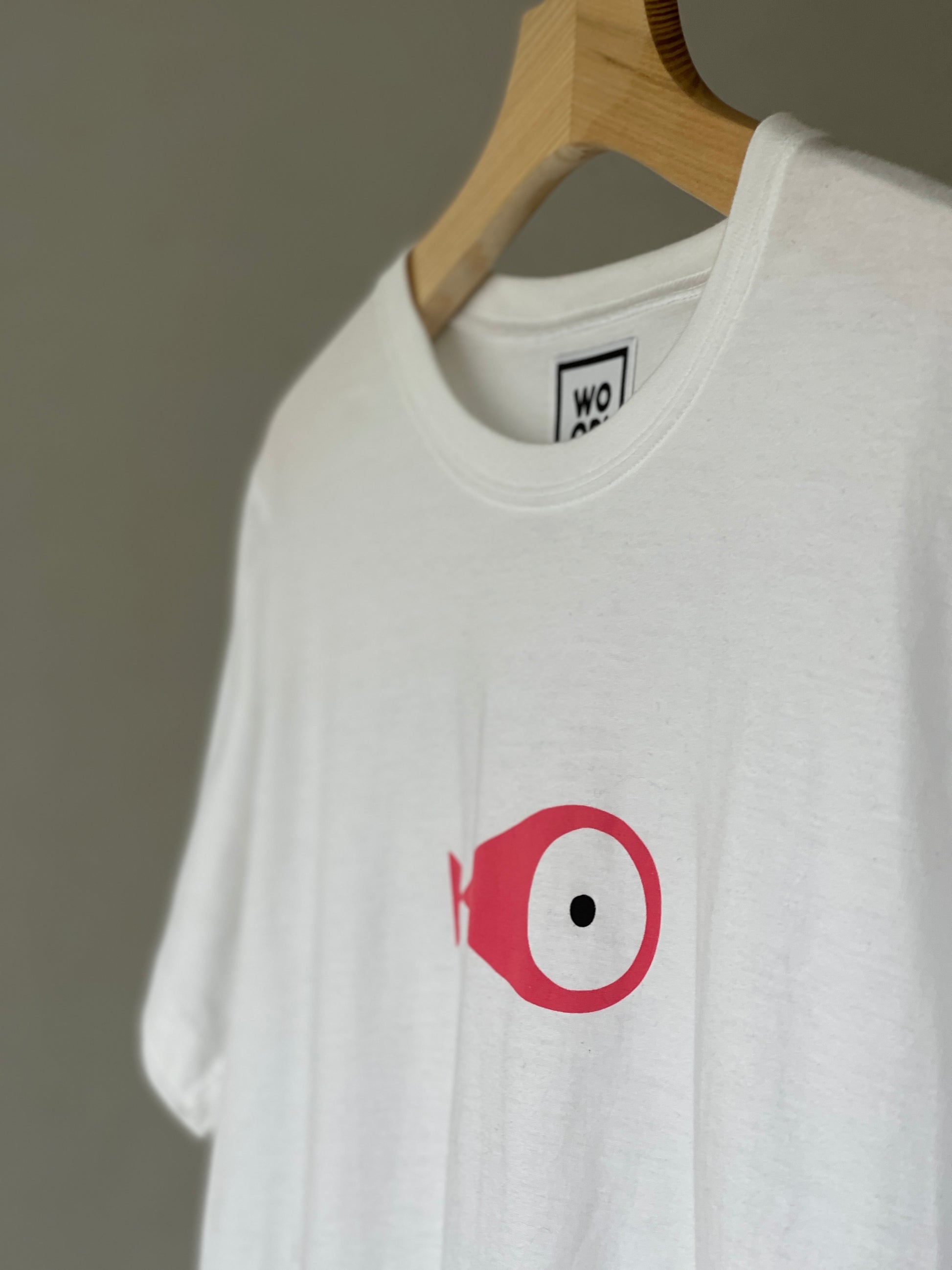 Regular fitted crewneck t-shirt. Cut from 100% superfine cotton, the shape makes it ideal for any occasion. The perfect piece for layering or wearing on its own.  Colour: white Print: pink fish Material: 100%  cotton