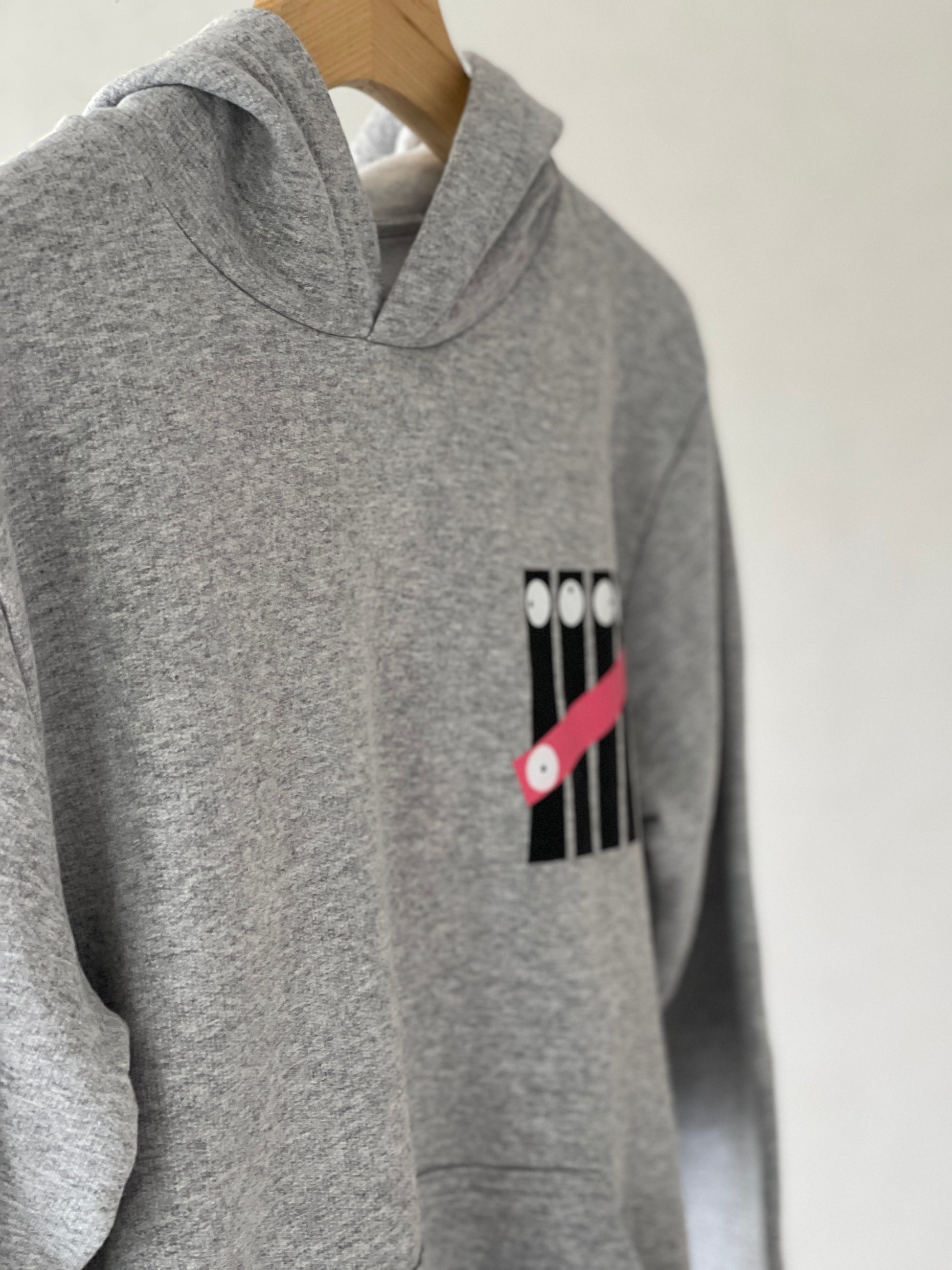 Super cozy hoodie with a kangaroo pocket in the front with no drawstrings. Crafted from comfortable cotton and polyester blend. Raglan sleeves, ribbed trims. The pieces have a fish fingers print in the front.  Colour: light grey Material: 100% cotton Front Side