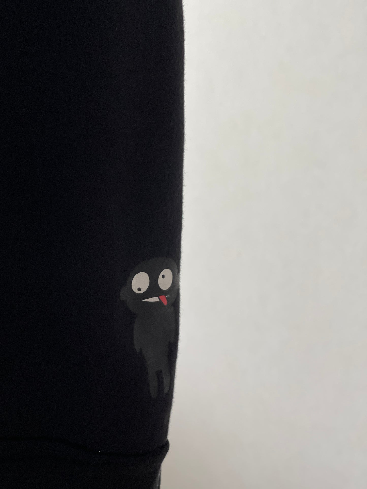 Super cozy Hoodie with a kangaroo pocket in the front with no drawstrings. Front zip closure. Crafted from 100 % superfine cotton. Raglan sleeves, ribbed trims. The pieces have a WOODI logo on front and a teddy character print on back bottom corner.  Colour: black Material: 100% cotton