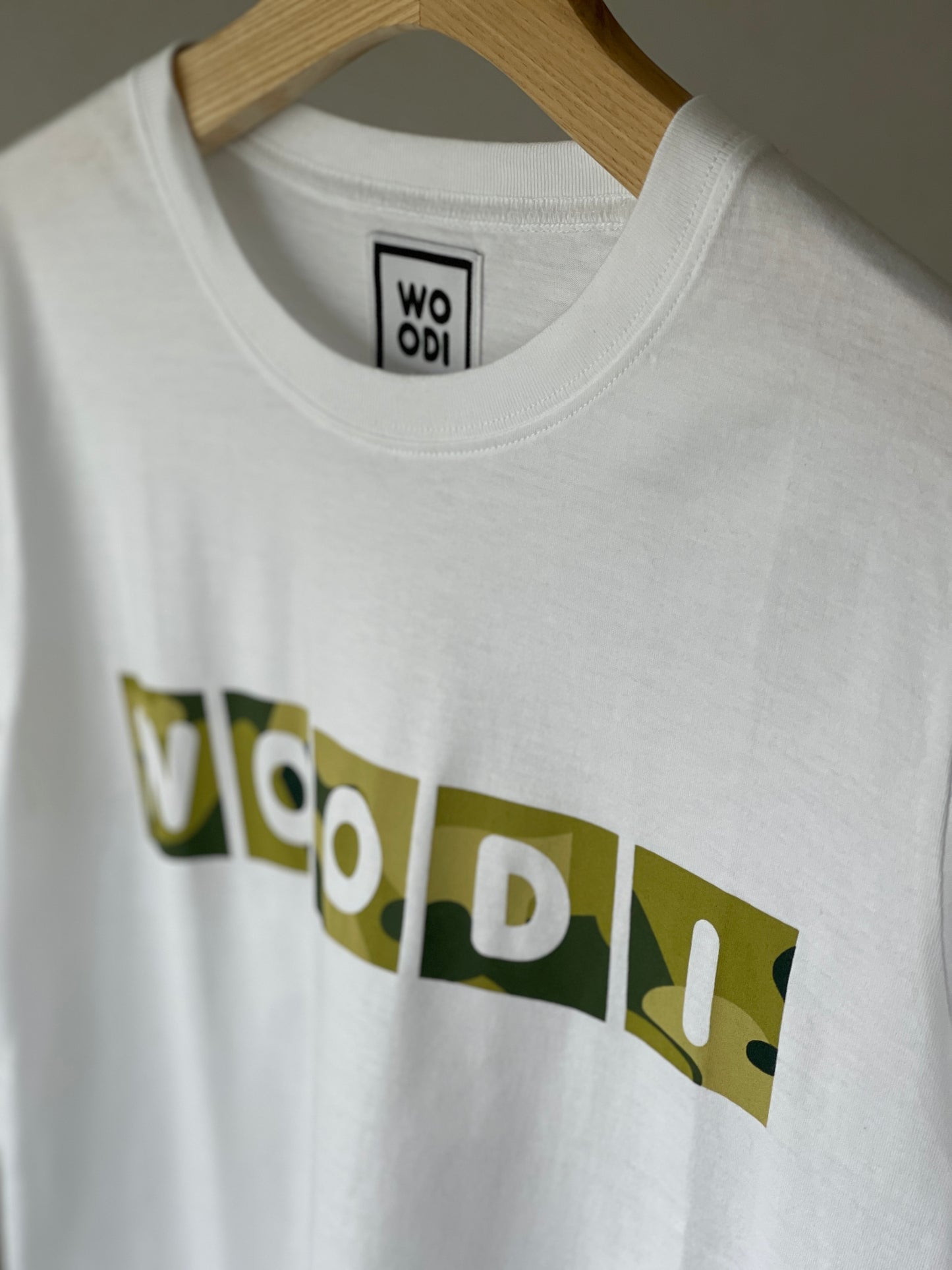 Regular fitted crewneck t-shirt. Cut from 100% superfine cotton, the shape makes it ideal for any occasion. The perfect piece for layering or wearing on its own.  Colour: white Print: WOODI text green print Material: 100%  cotton
