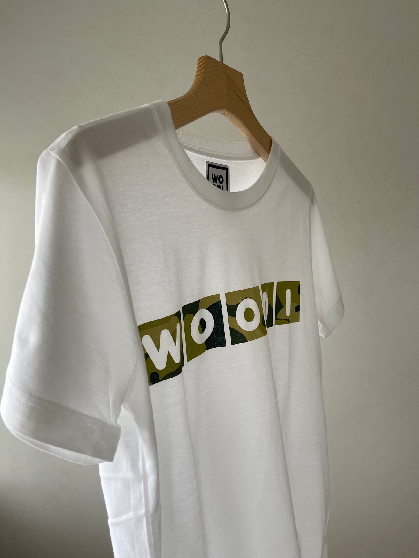 Regular fitted crewneck t-shirt. Cut from 100% superfine cotton, the shape makes it ideal for any occasion. The perfect piece for layering or wearing on its own.  Colour: white Print: WOODI text green print Material: 100%  cotton
