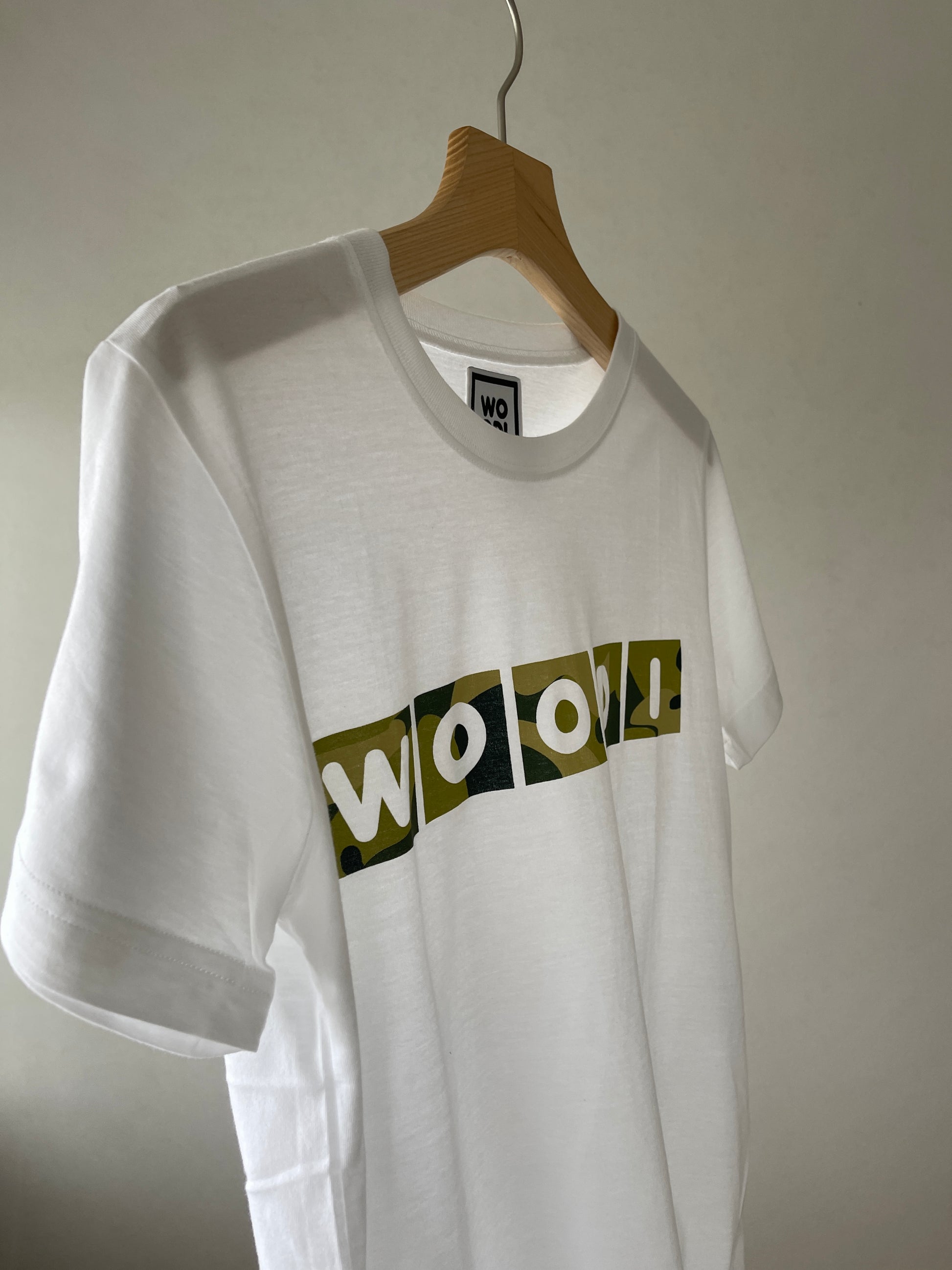 Regular fitted crewneck t-shirt. Cut from 100% superfine cotton, the shape makes it ideal for any occasion. The perfect piece for layering or wearing on its own.  Colour: white Print: WOODI text green print Material: 100%  cotton