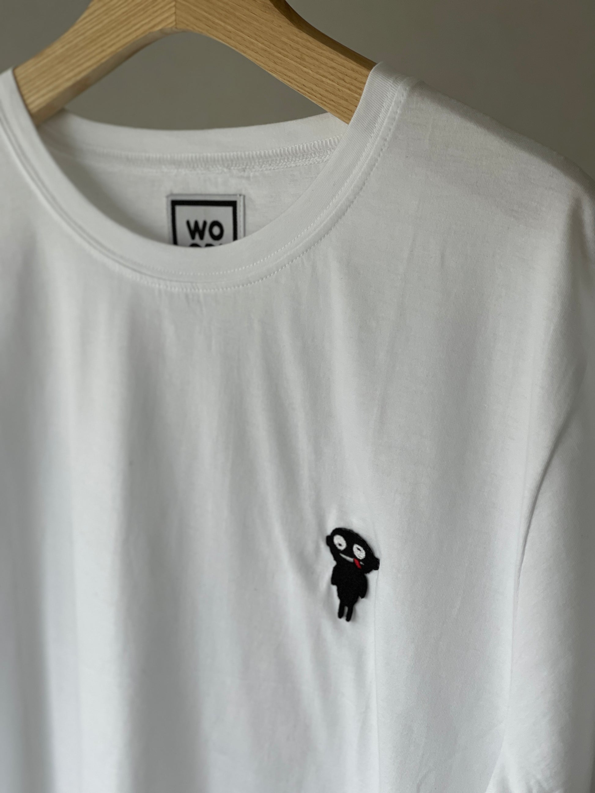 Regular fitted crewneck t-shirt. Cut from 100% superfine cotton, the shape makes it ideal for any occasion. The perfect piece for layering or wearing on its own.  Colour: white and black Patch: teddy character
