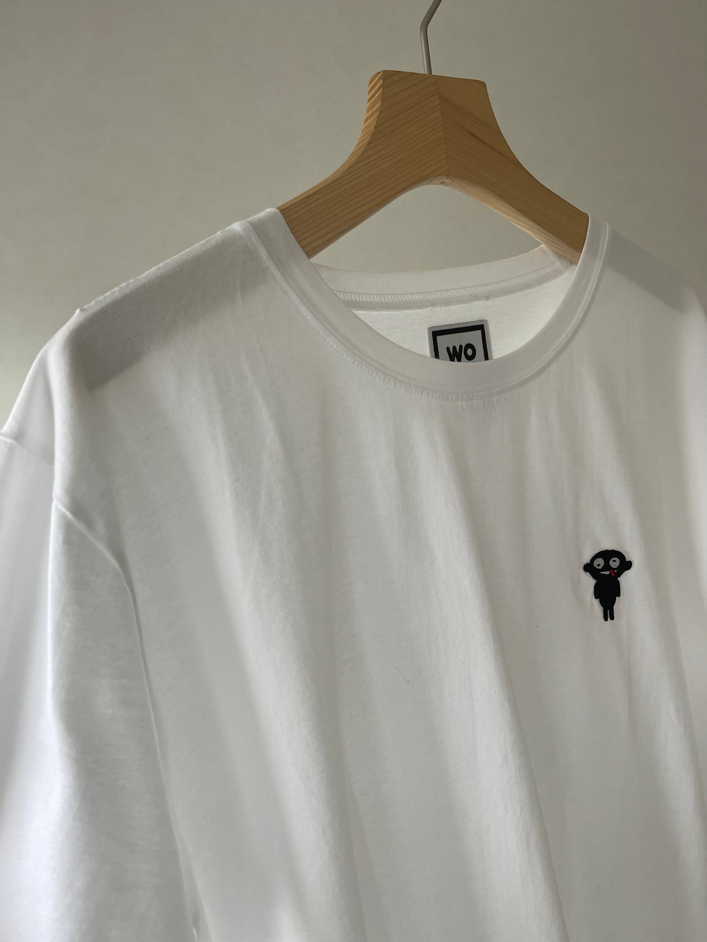 Regular fitted crewneck t-shirt. Cut from 100% superfine cotton, the shape makes it ideal for any occasion. The perfect piece for layering or wearing on its own.  Colour: white and black Patch: teddy character