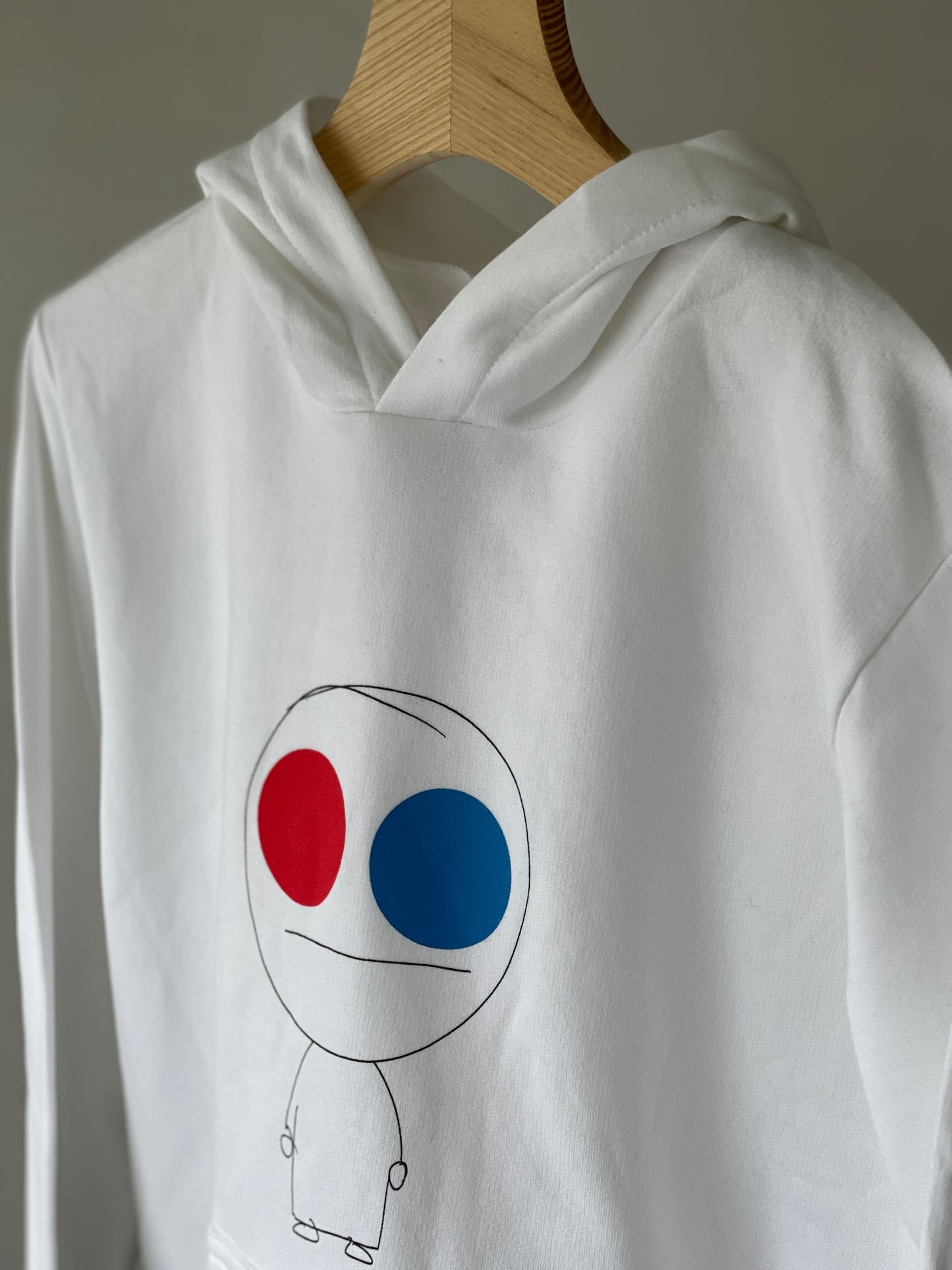 Super cozy hoodie with a kangaroo pocket in the front with no drawstrings. Crafted from 100 % superfine cotton. Raglan sleeves, ribbed trims. The pieces have a WOODI character print  Colour: white Material: 100% cotton