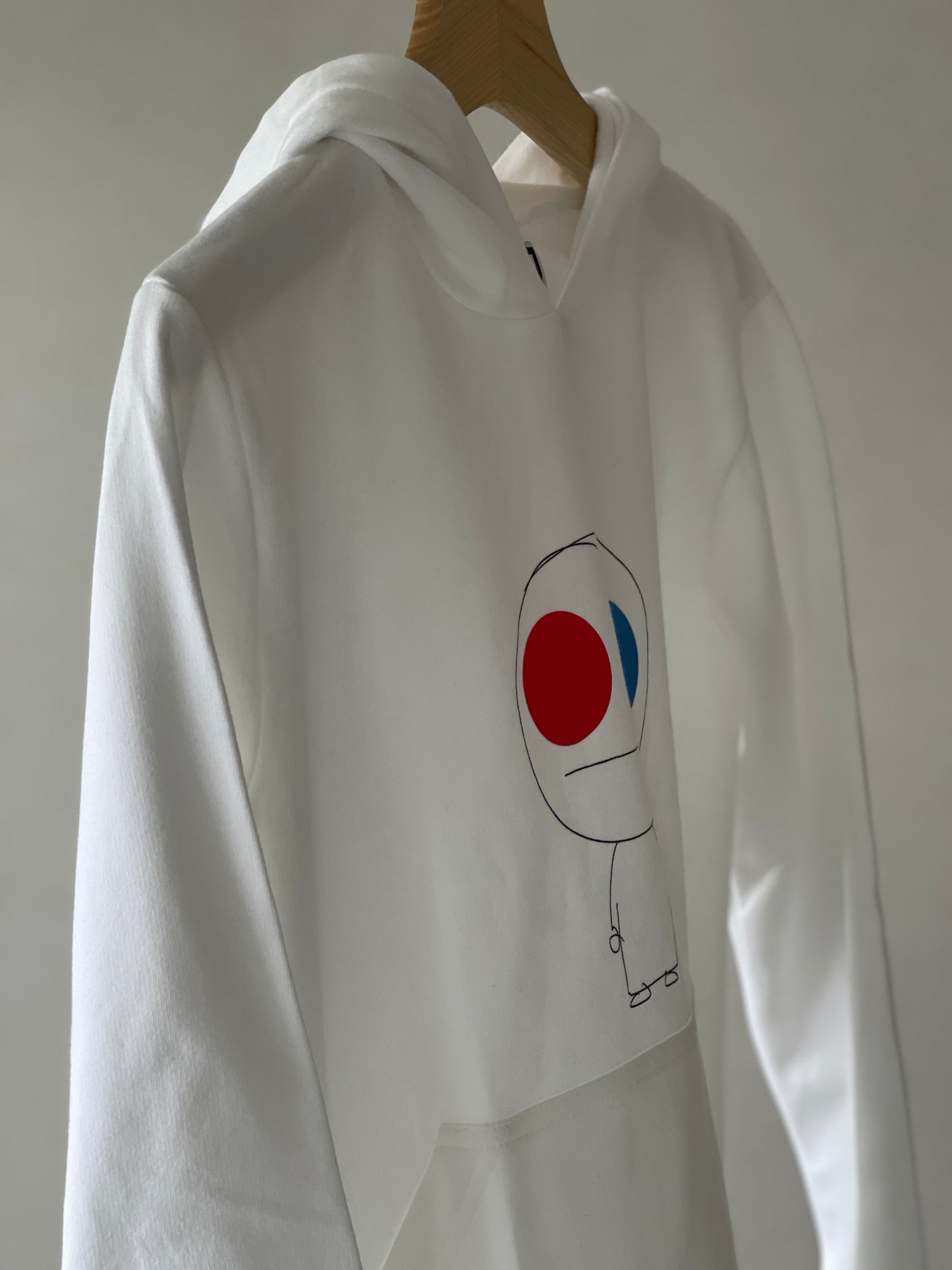 Super cozy hoodie with a kangaroo pocket in the front with no drawstrings. Crafted from 100 % superfine cotton. Raglan sleeves, ribbed trims. The pieces have a WOODI character print  Colour: white Material: 100% cotton