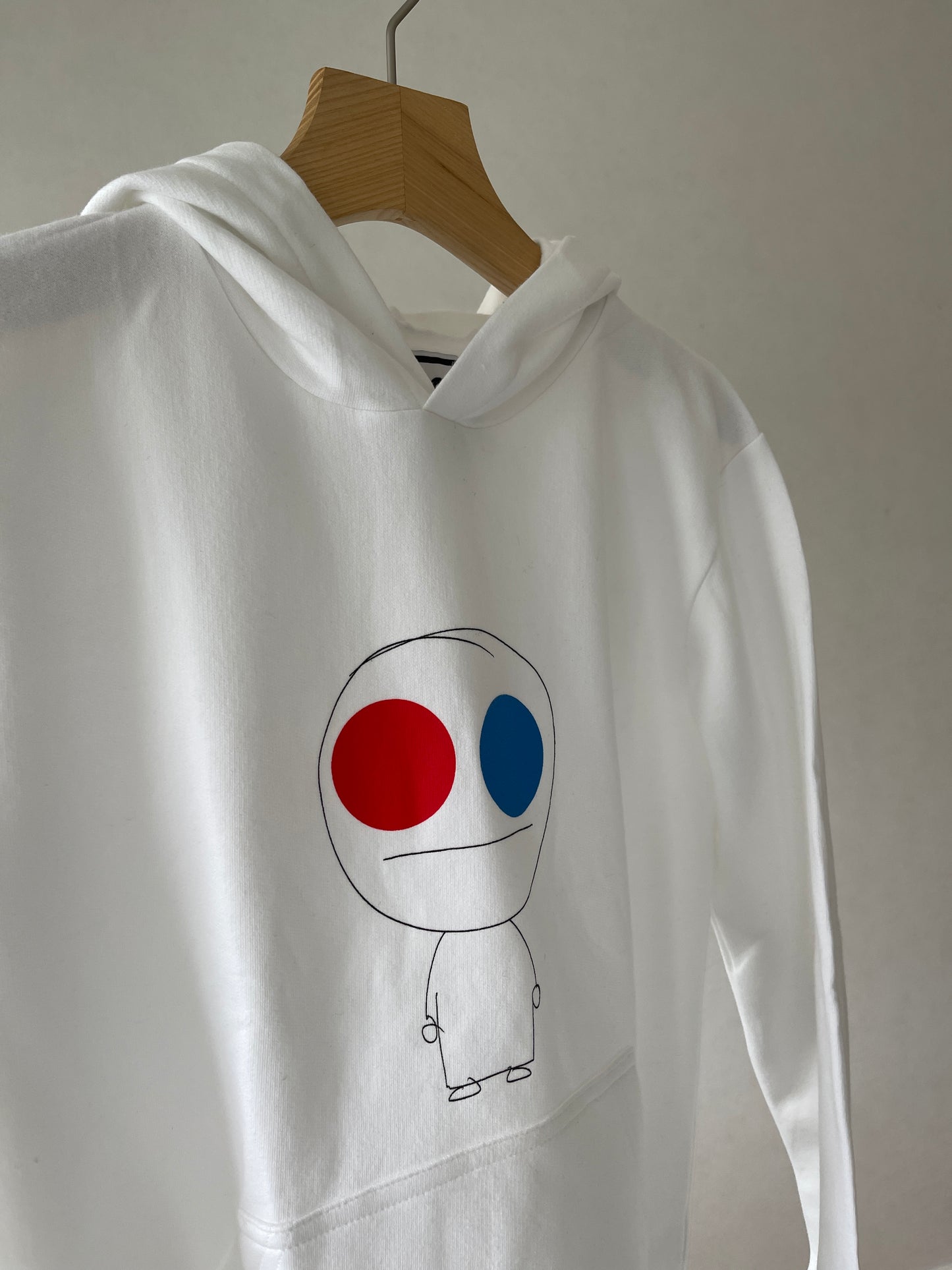 Super cozy hoodie with a kangaroo pocket in the front with no drawstrings. Crafted from 100 % superfine cotton. Raglan sleeves, ribbed trims. The pieces have a WOODI character print  Colour: white Material: 100% cotton