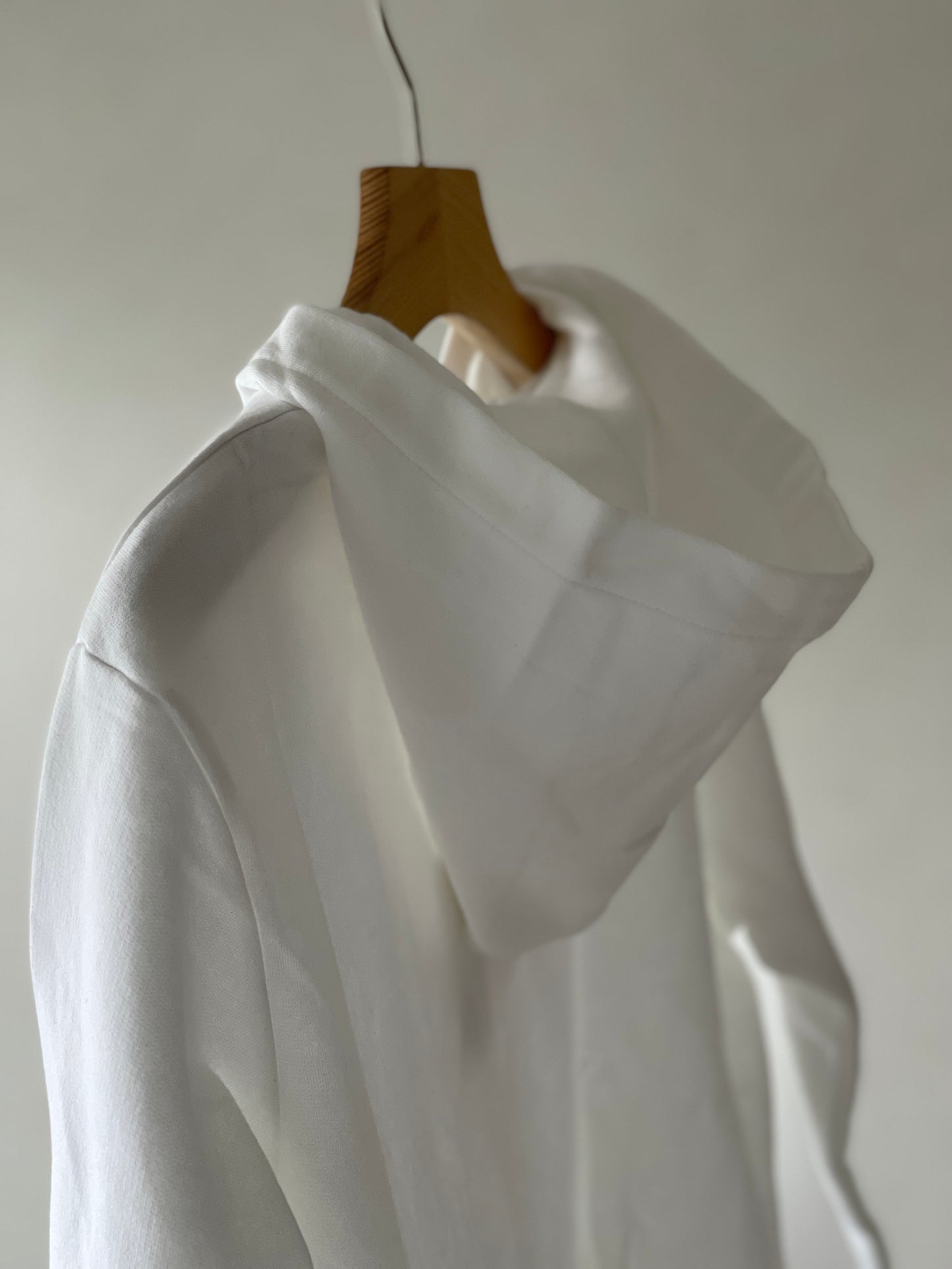 Super cozy hoodie with a kangaroo pocket in the front with no drawstrings. Crafted from 100 % superfine cotton. Raglan sleeves, ribbed trims. The pieces have a WOODI character print  Colour: white Material: 100% cotton