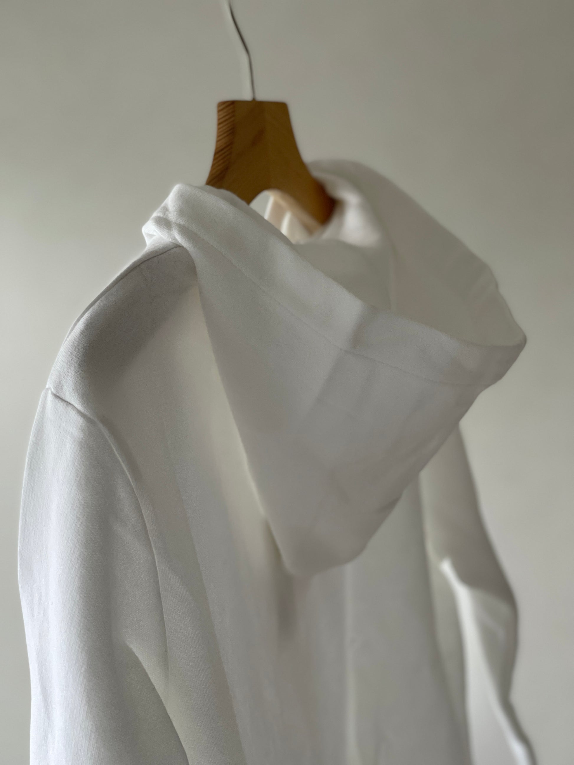 Super cozy hoodie with a kangaroo pocket in the front with no drawstrings. Crafted from 100 % superfine cotton. Raglan sleeves, ribbed trims. The pieces have a WOODI character print  Colour: white Material: 100% cotton