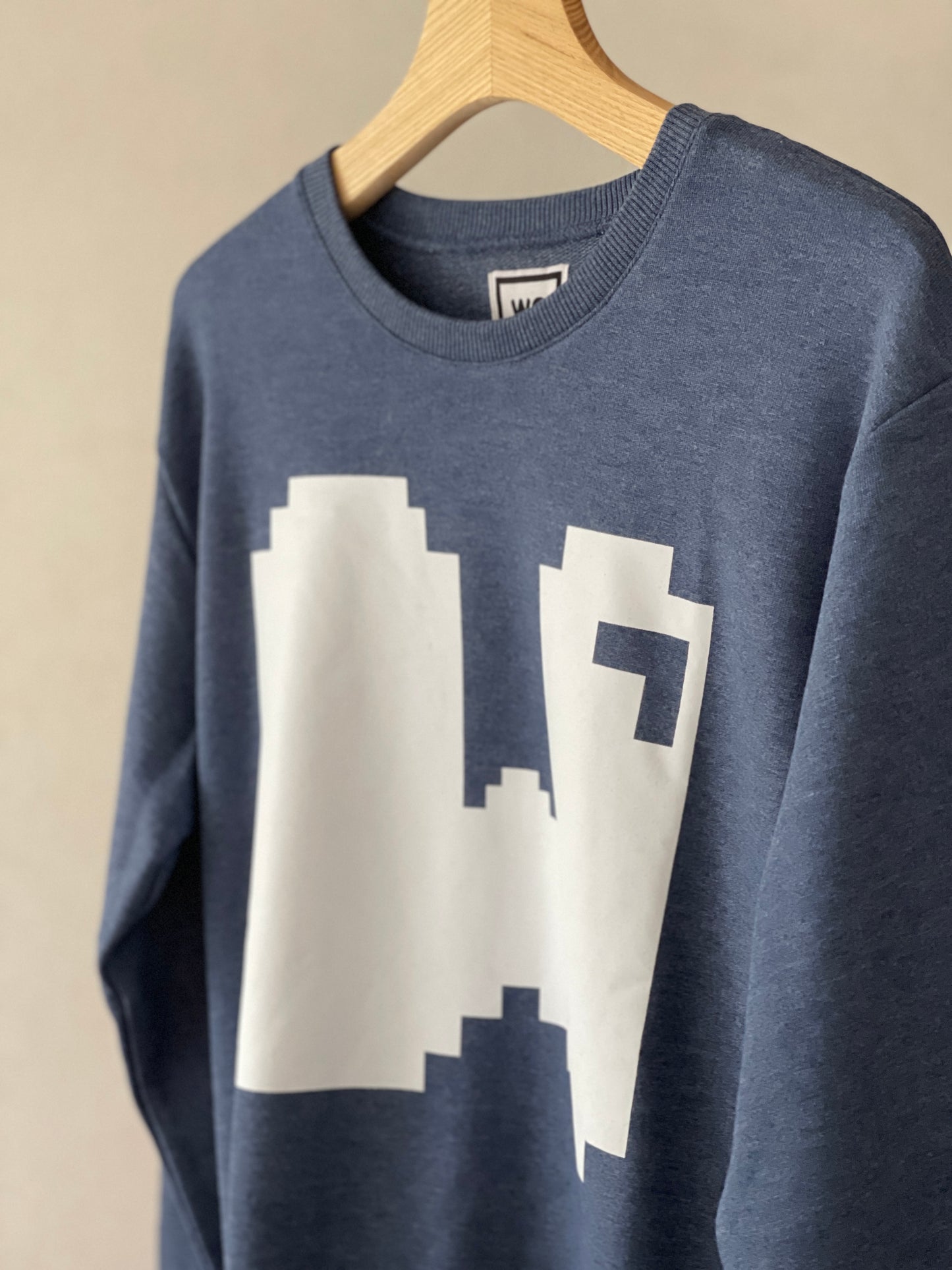 Beautifully crafted crewneck, with a classic, raglan-sleeved cut.   The unique combination of cotton and polyester in its composition ensures a soft, breathable feel, making it an ideal choice for various occasions.  Raglan sleeves, ribbed trims and with a 8 bit "W" double print adding a modern and playful element to the design. Front side