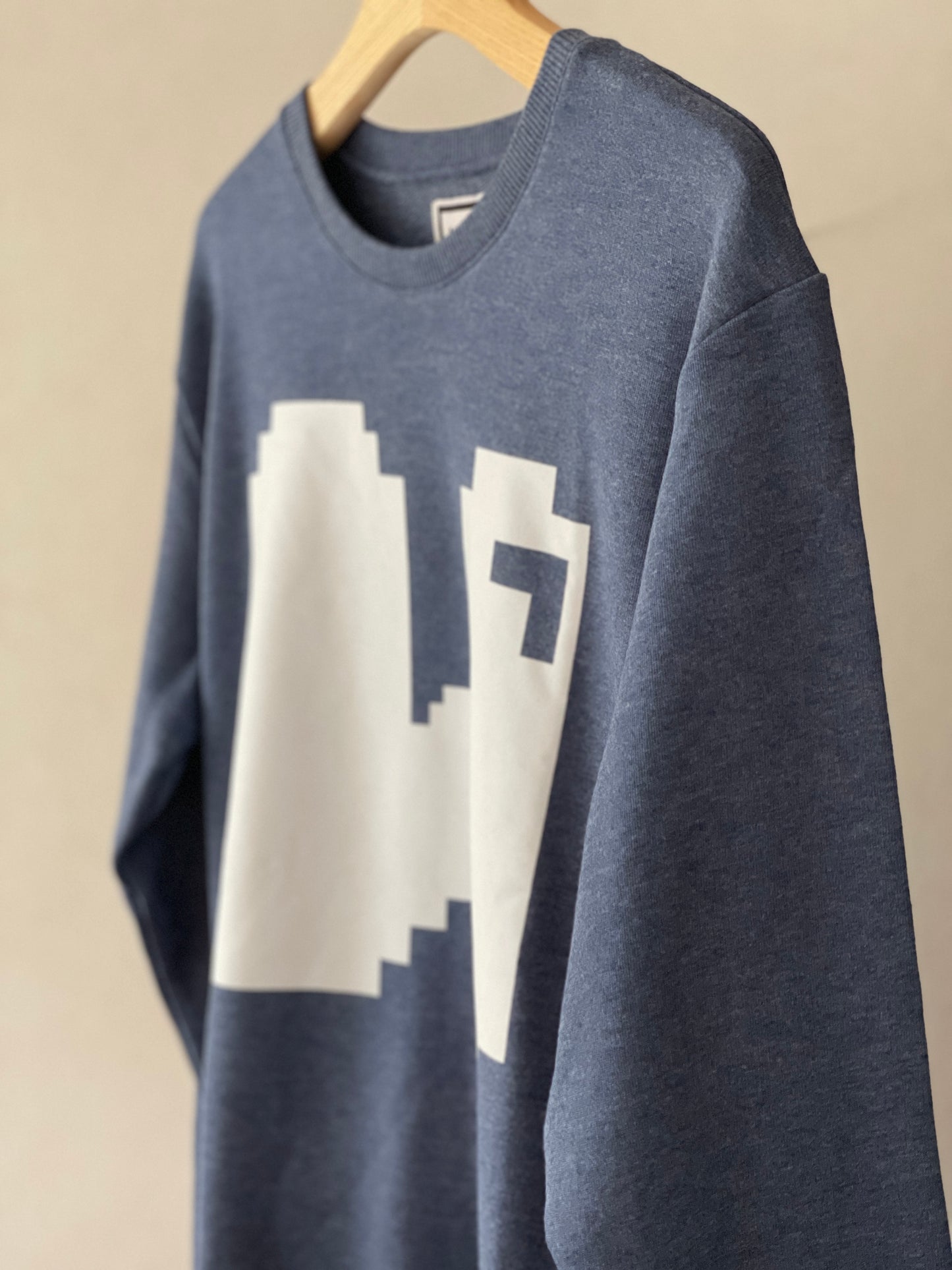 Beautifully crafted crewneck, with a classic, raglan-sleeved cut.   The unique combination of cotton and polyester in its composition ensures a soft, breathable feel, making it an ideal choice for various occasions.  Raglan sleeves, ribbed trims and with a 8 bit "W" double print adding a modern and playful element to the design. Fornt side