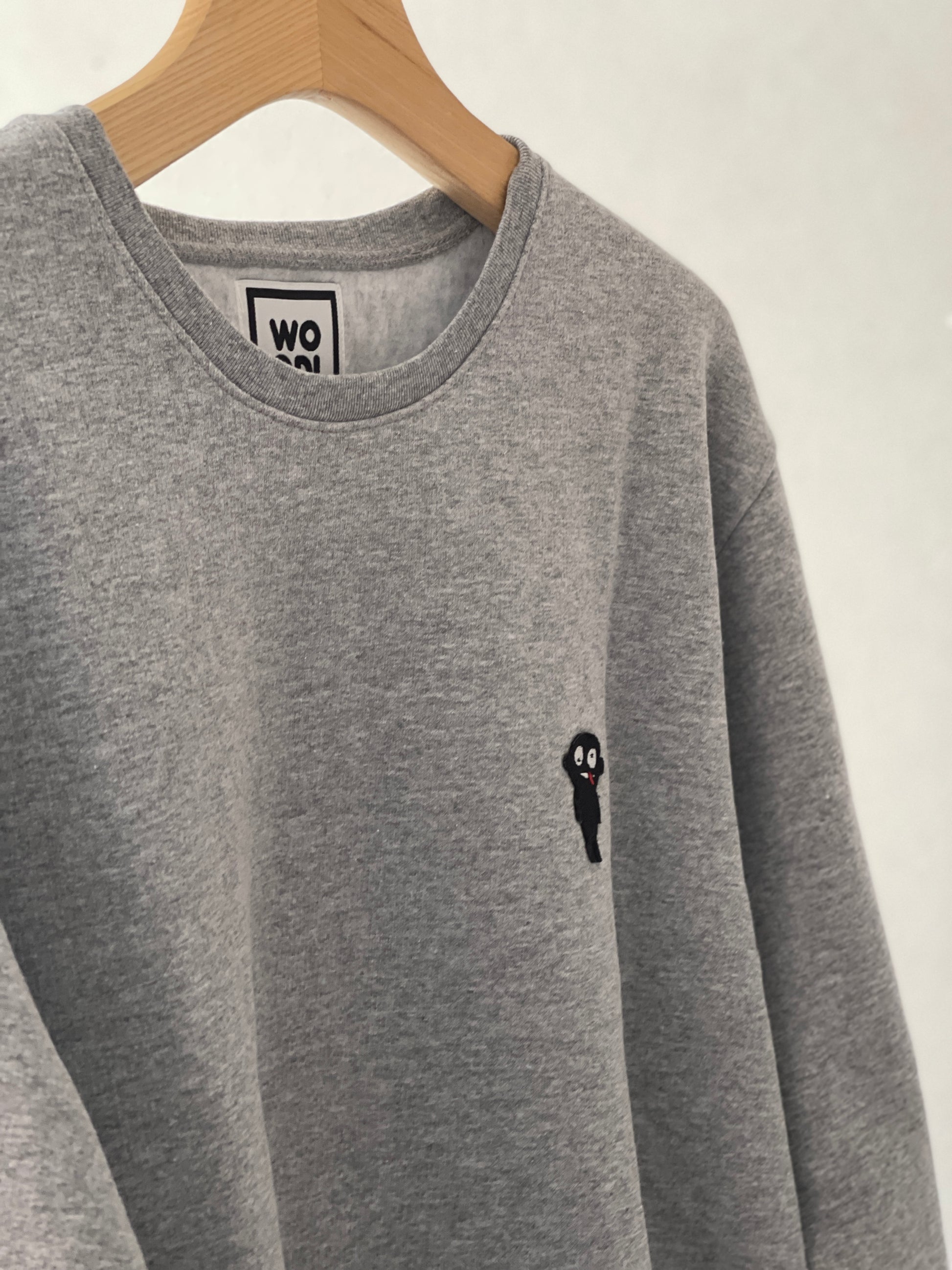 Beautifully crafted crewneck, with a classic, raglan-sleeved cut. Crafted from cotton and polyester blend. Raglan sleeves, ribbed trims and with teddy character patch.  Colour: light grey Patch: teddy character