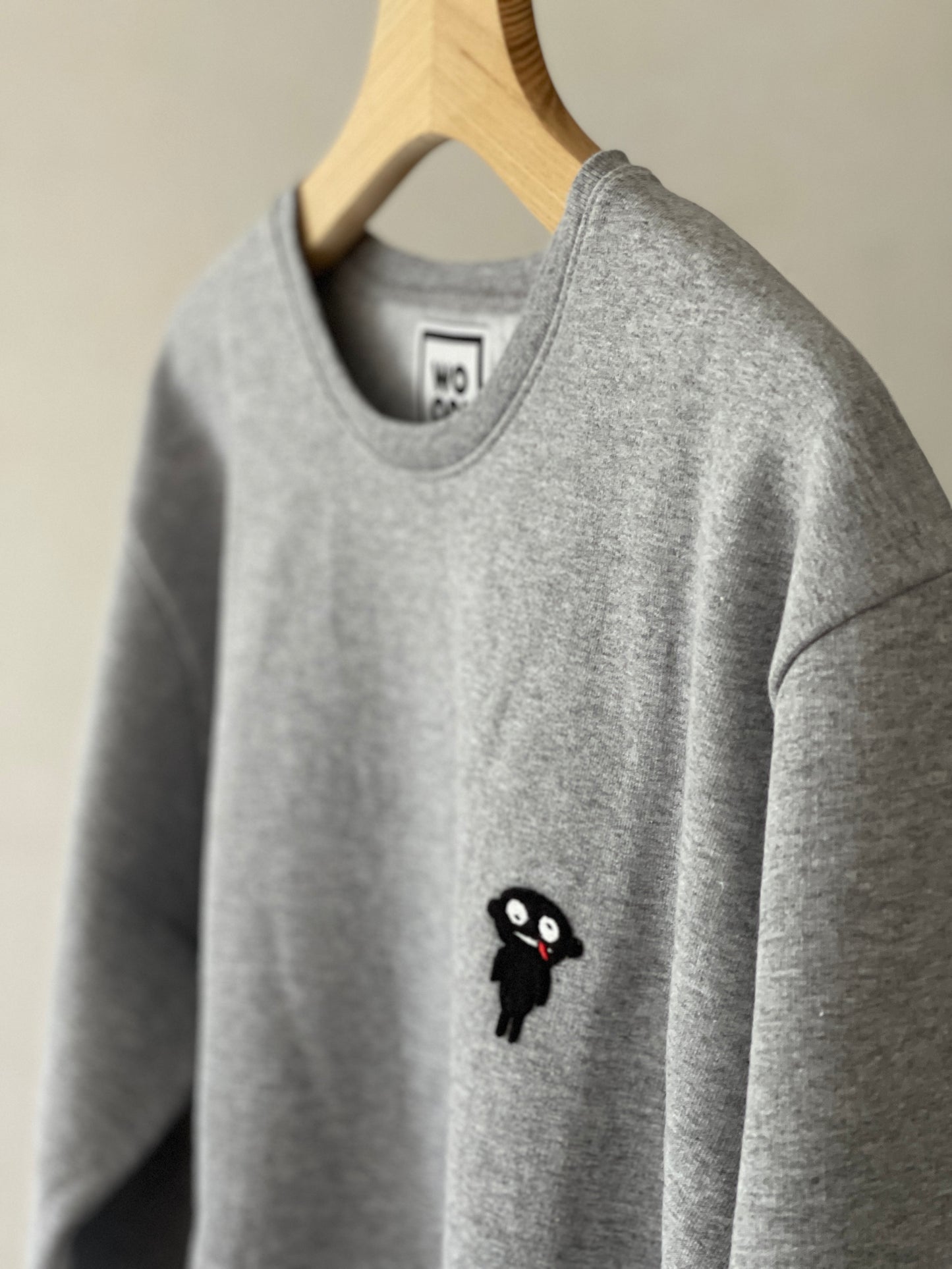 Beautifully crafted crewneck, with a classic, raglan-sleeved cut. Crafted from cotton and polyester blend. Raglan sleeves, ribbed trims and with teddy character patch.  Colour: light grey Patch: teddy character