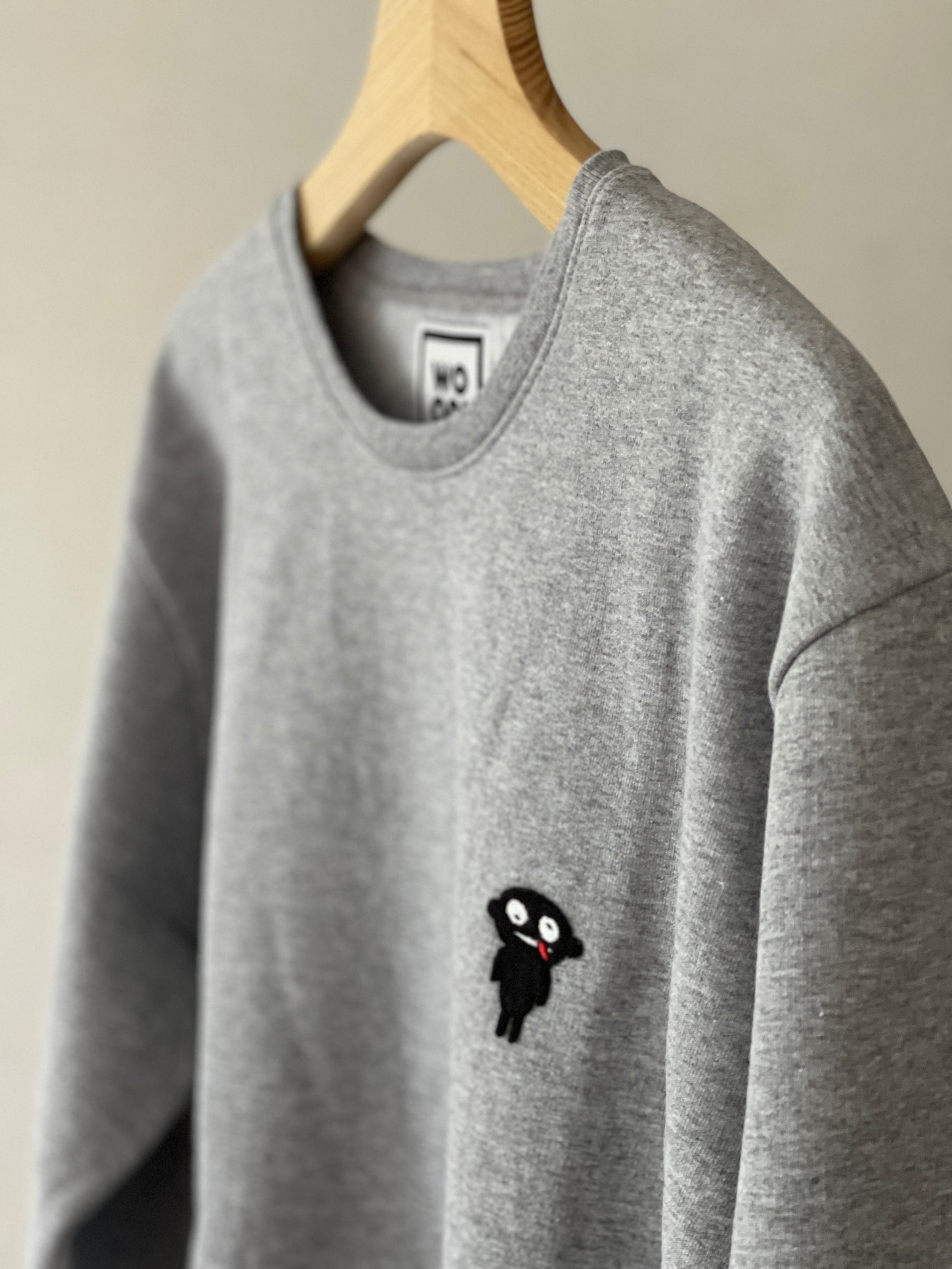 Beautifully crafted crewneck, with a classic, raglan-sleeved cut. Crafted from cotton and polyester blend. Raglan sleeves, ribbed trims and with teddy character patch.  Colour: light grey Patch: teddy character