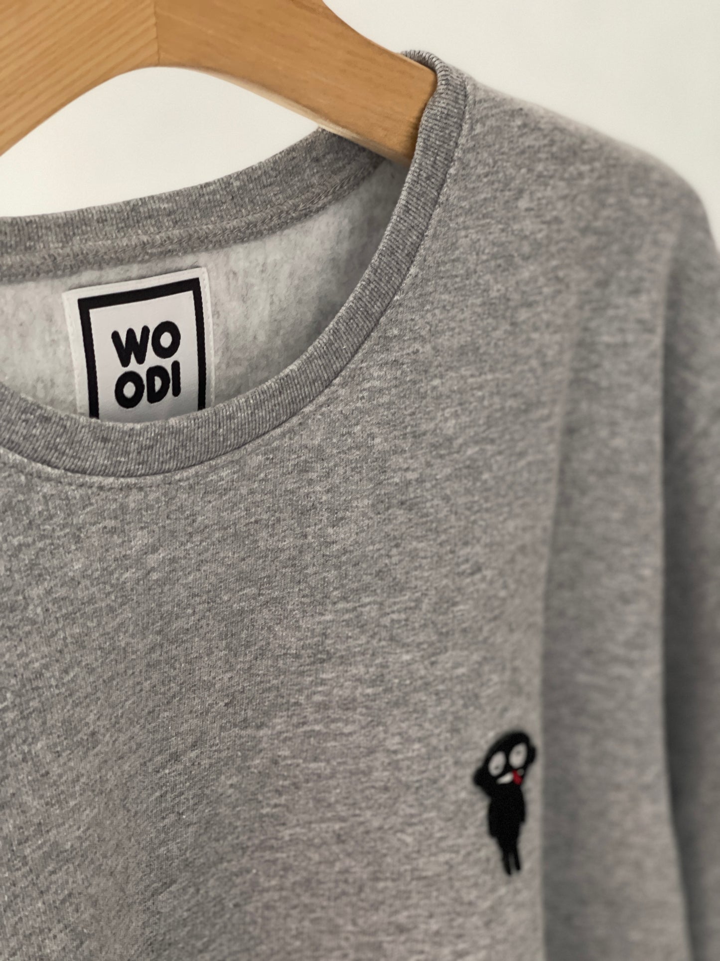 Beautifully crafted crewneck, with a classic, raglan-sleeved cut. Crafted from cotton and polyester blend. Raglan sleeves, ribbed trims and with teddy character patch.  Colour: light grey Patch: teddy character
