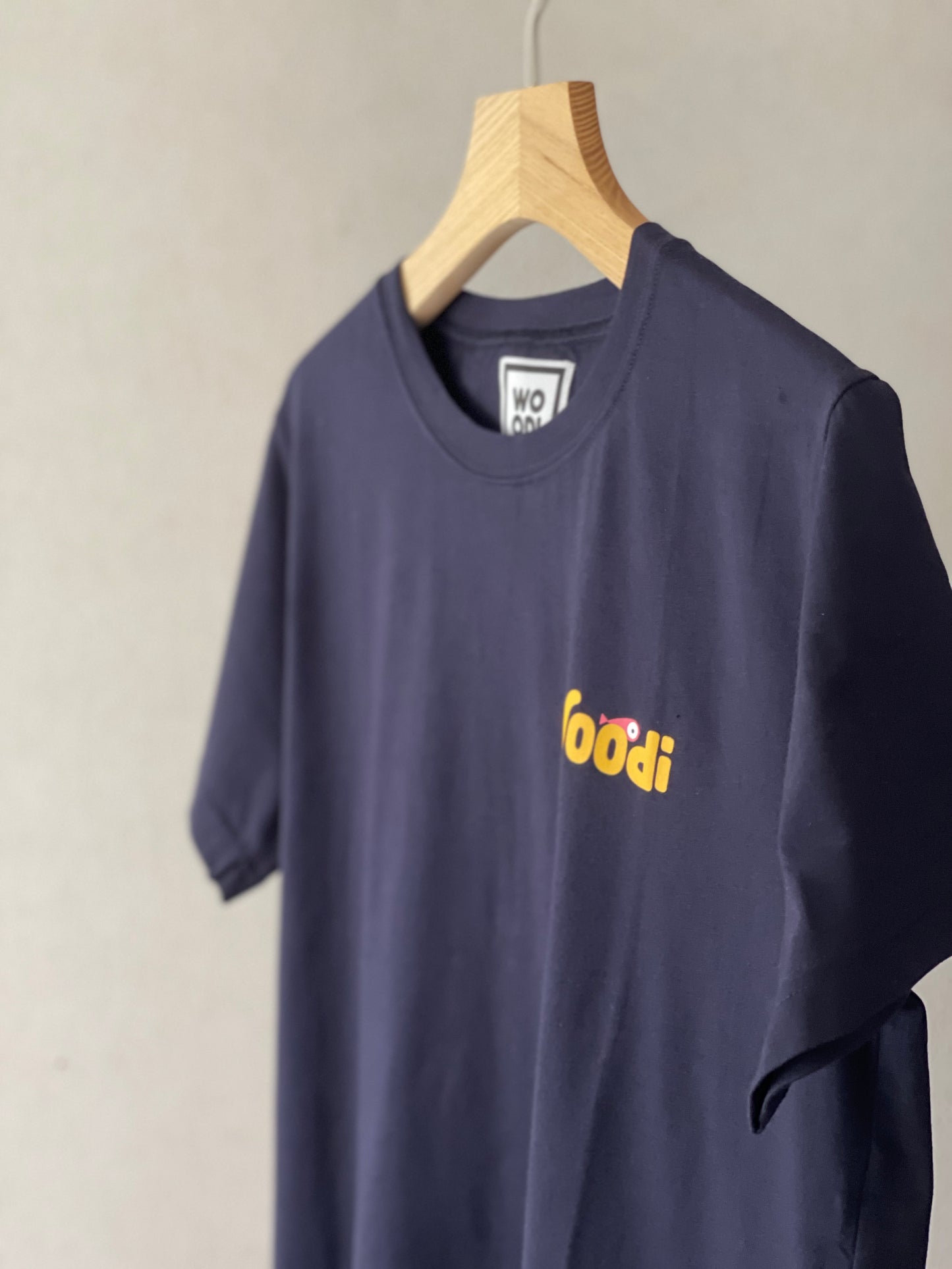 Regular fitted crewneck t-shirt. Cut from 100% superfine cotton, the shape makes it ideal for any occasion. The perfect piece for layering or wearing on its own.   Colour: navy blue Print: front WOODI swirl text and pink fish Material: 100%  cotton