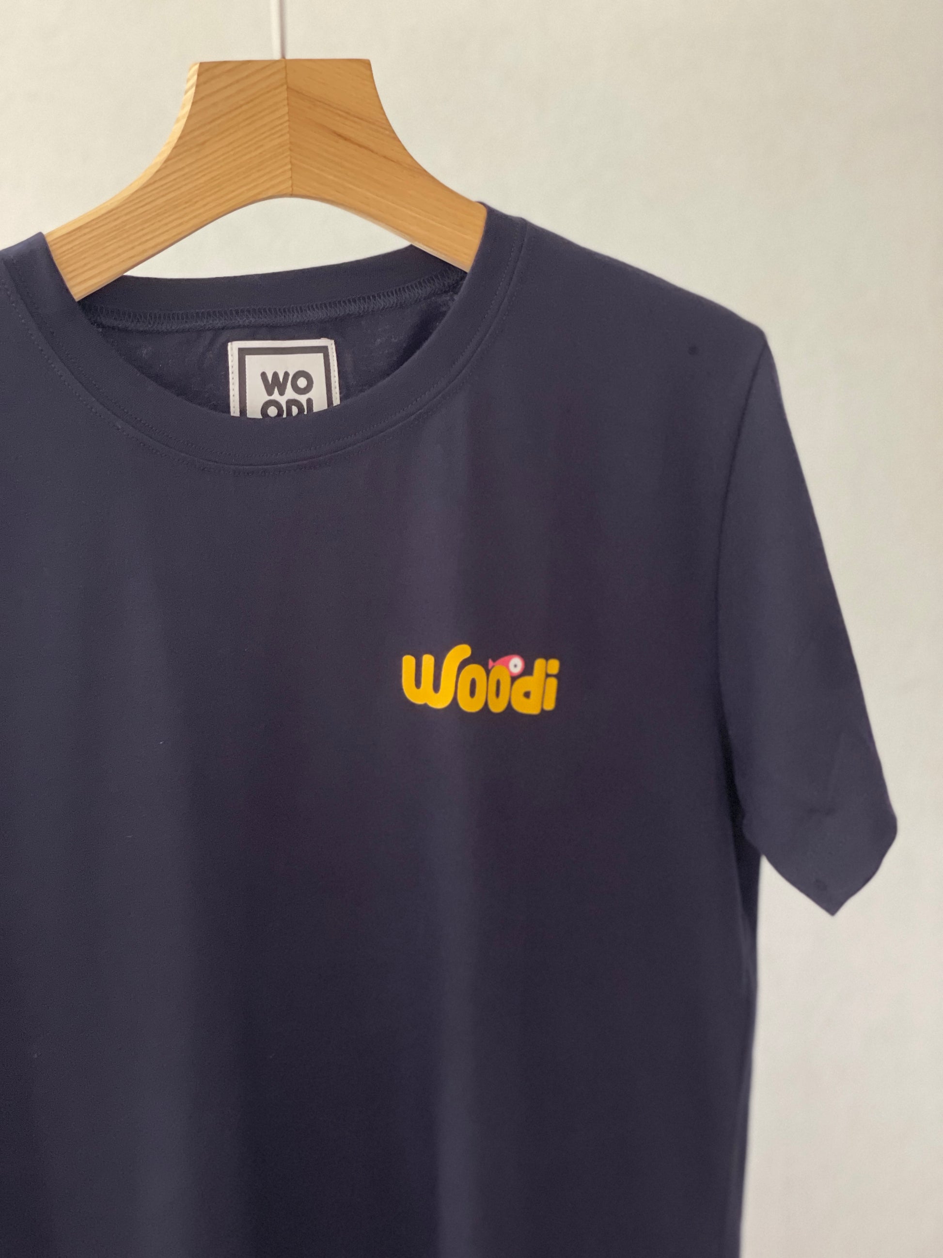 Regular fitted crewneck t-shirt. Cut from 100% superfine cotton, the shape makes it ideal for any occasion. The perfect piece for layering or wearing on its own.   Colour: navy blue Print: front WOODI swirl text and pink fish Material: 100%  cotton