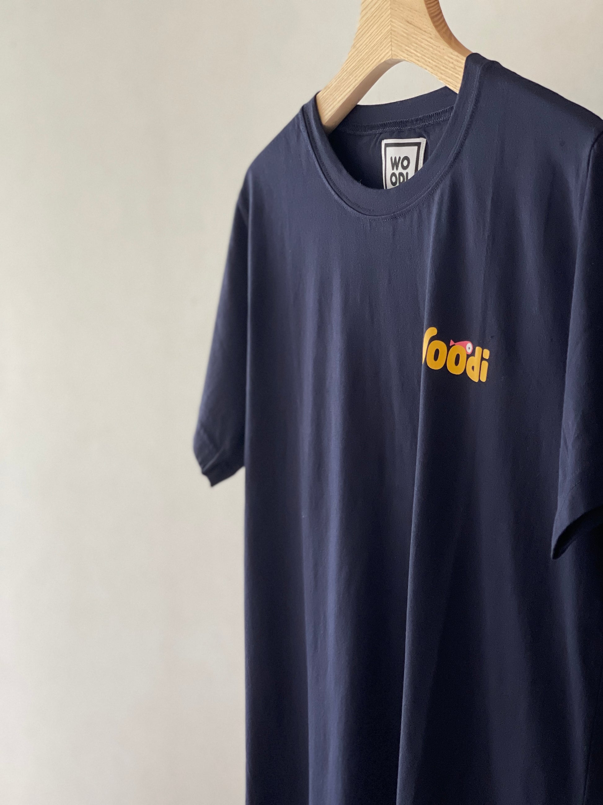 Regular fitted crewneck t-shirt. Cut from 100% superfine cotton, the shape makes it ideal for any occasion. The perfect piece for layering or wearing on its own.   Colour: navy blue Print: front WOODI swirl text and pink fish Material: 100%  cotton