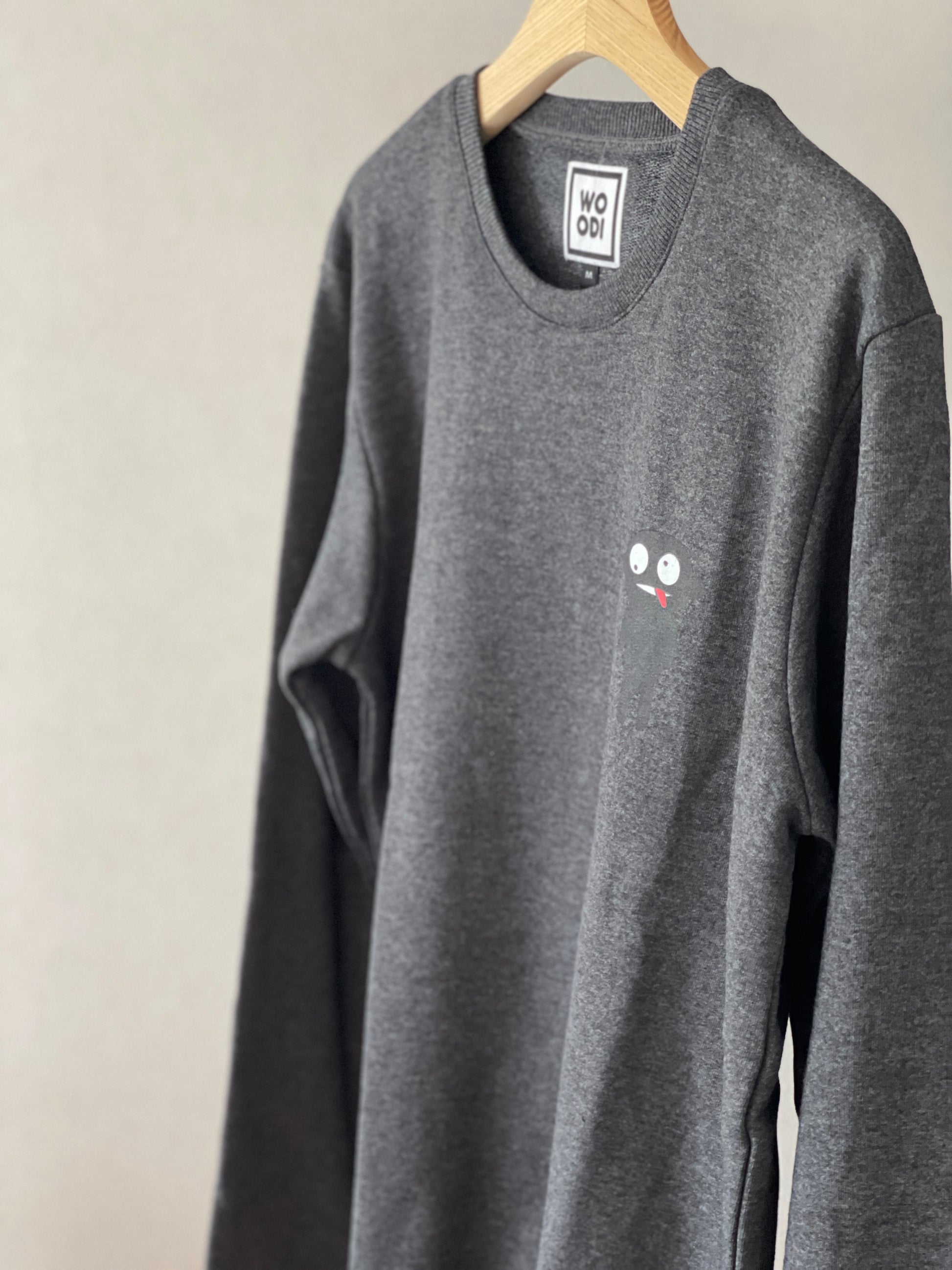 Beautifully crafted crewneck, with a classic, raglan-sleeved cut. Crafted from cotton and polyester blend. Raglan sleeves, ribbed trims and with teddy character print.