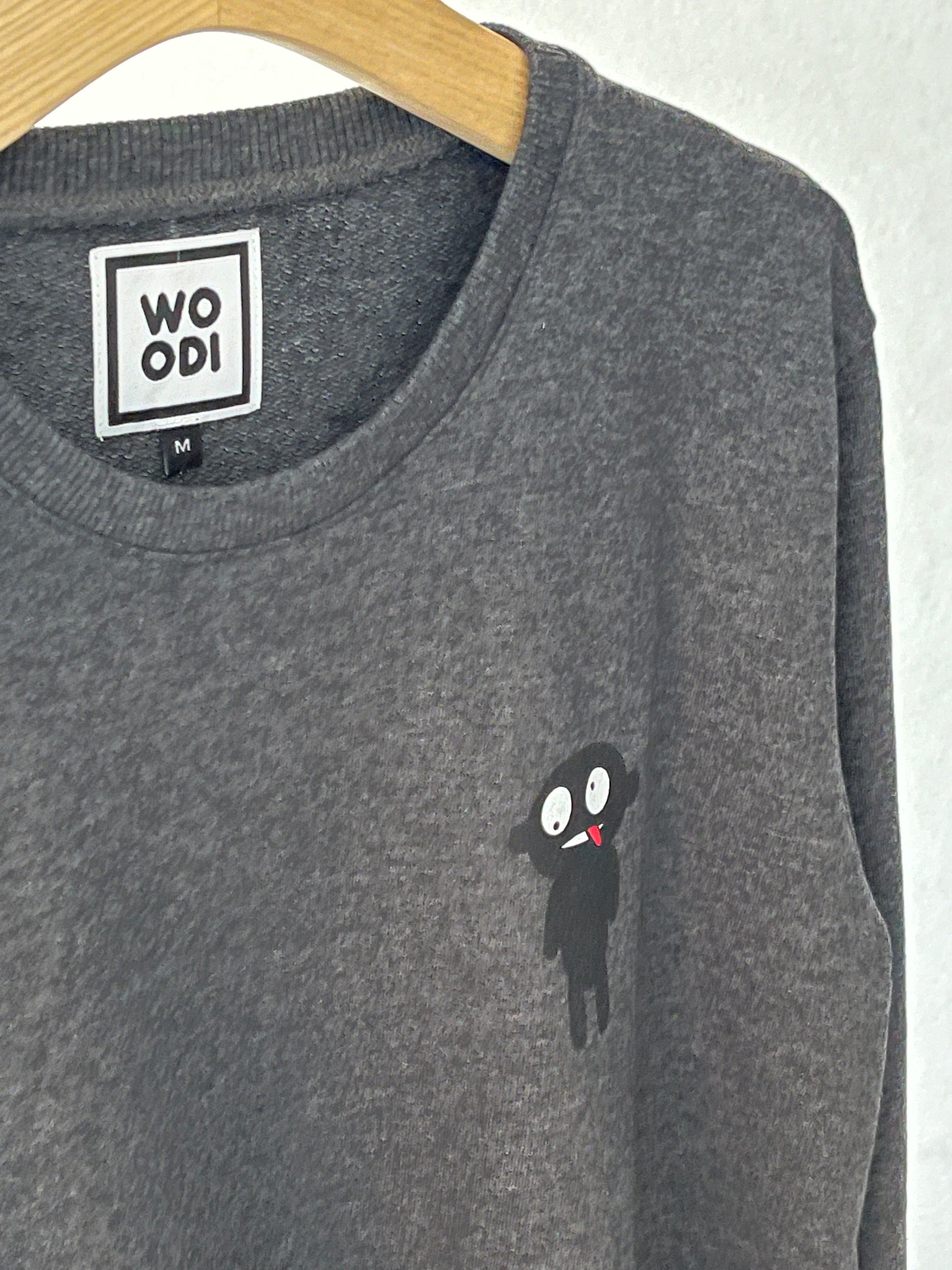 Beautifully crafted crewneck, with a classic, raglan-sleeved cut. Crafted from cotton and polyester blend. Raglan sleeves, ribbed trims and with teddy character print.