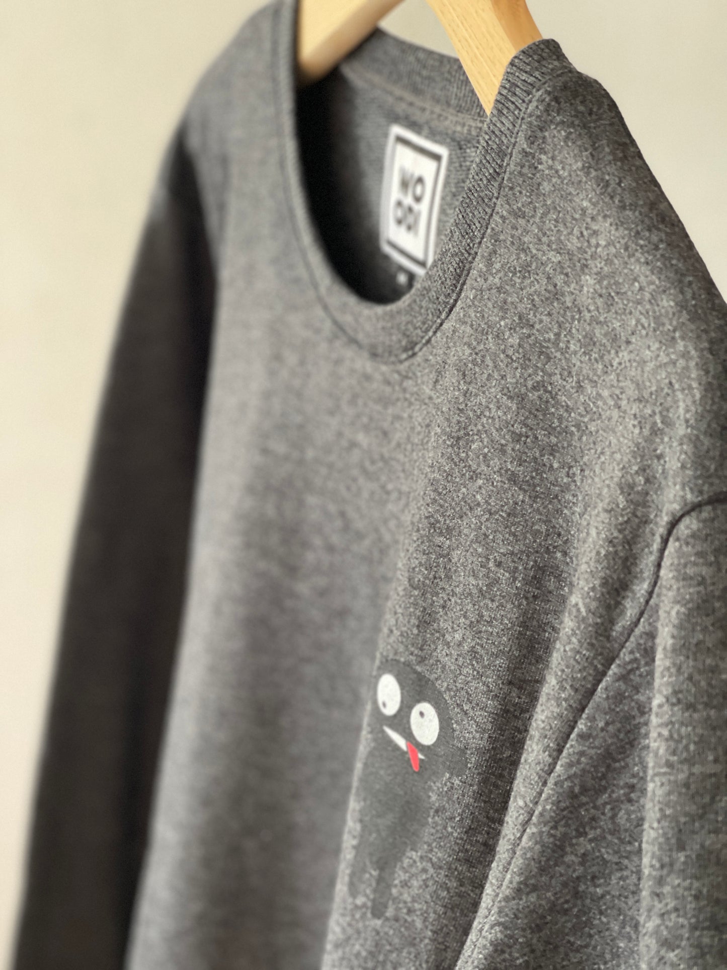 Beautifully crafted crewneck, with a classic, raglan-sleeved cut. Crafted from cotton and polyester blend. Raglan sleeves, ribbed trims and with teddy character print.
