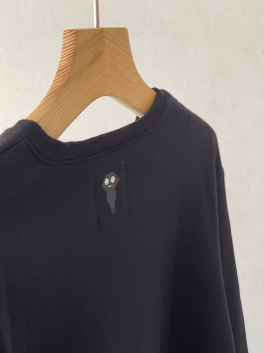 Beautifully crafted crewneck, with a classic, raglan-sleeved cut. Crafted from 100 % superfine cotton. Raglan sleeves, ribbed trims and with a double printed WOODI logo on the chest and a teddy character print on the back of the neck.  Colour: black  Material: 100% cotton