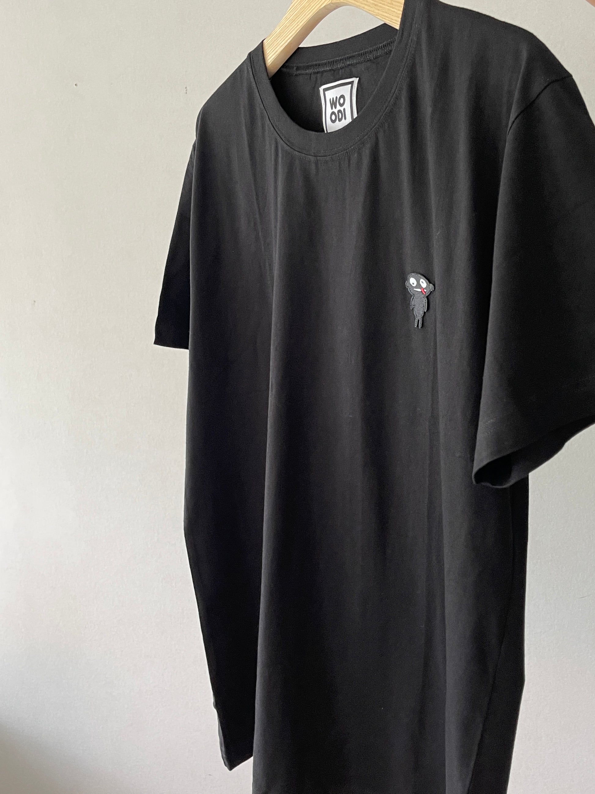 Regular fitted crewneck t-shirt. Cut from 100% superfine cotton, the shape makes it ideal for any occasion. The perfect piece for layering or wearing on its own.  Colour: white and black Patch: teddy character