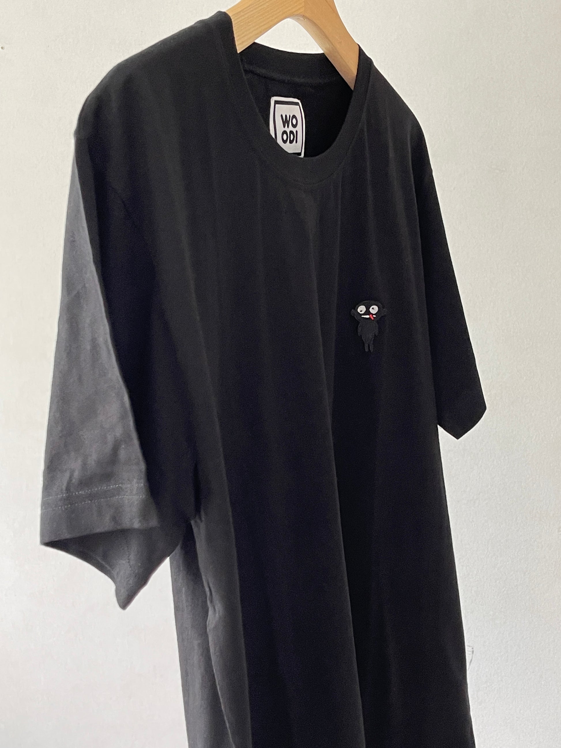 Regular fitted crewneck t-shirt. Cut from 100% superfine cotton, the shape makes it ideal for any occasion. The perfect piece for layering or wearing on its own.  Colour: white and black Patch: teddy character