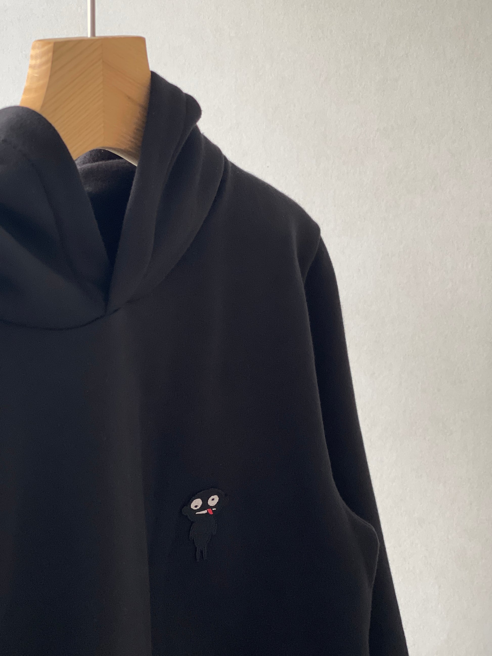 Super cozy hoodie with a kangaroo pocket in the front with no drawstrings. Crafted from comfortable and the finest cotton. Raglan sleeves, ribbed trims and with teddy character patch.  Colour: black Patch: teddy character