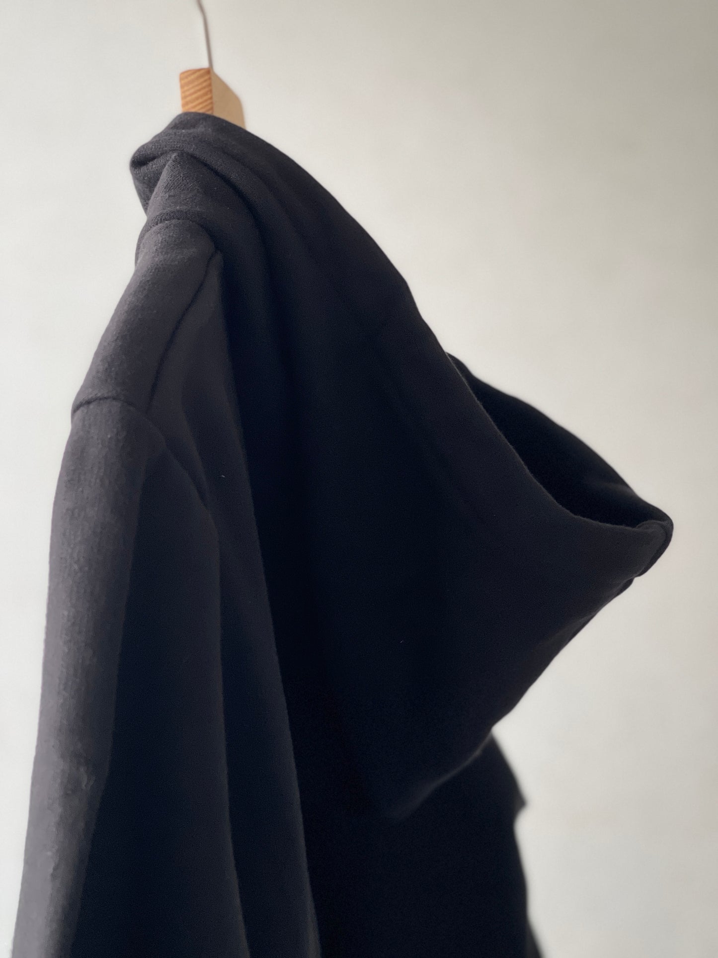 Super cozy hoodie with a kangaroo pocket in the front with no drawstrings. Crafted from comfortable and the finest cotton. Raglan sleeves, ribbed trims and with teddy character patch.  Colour: black Patch: teddy character