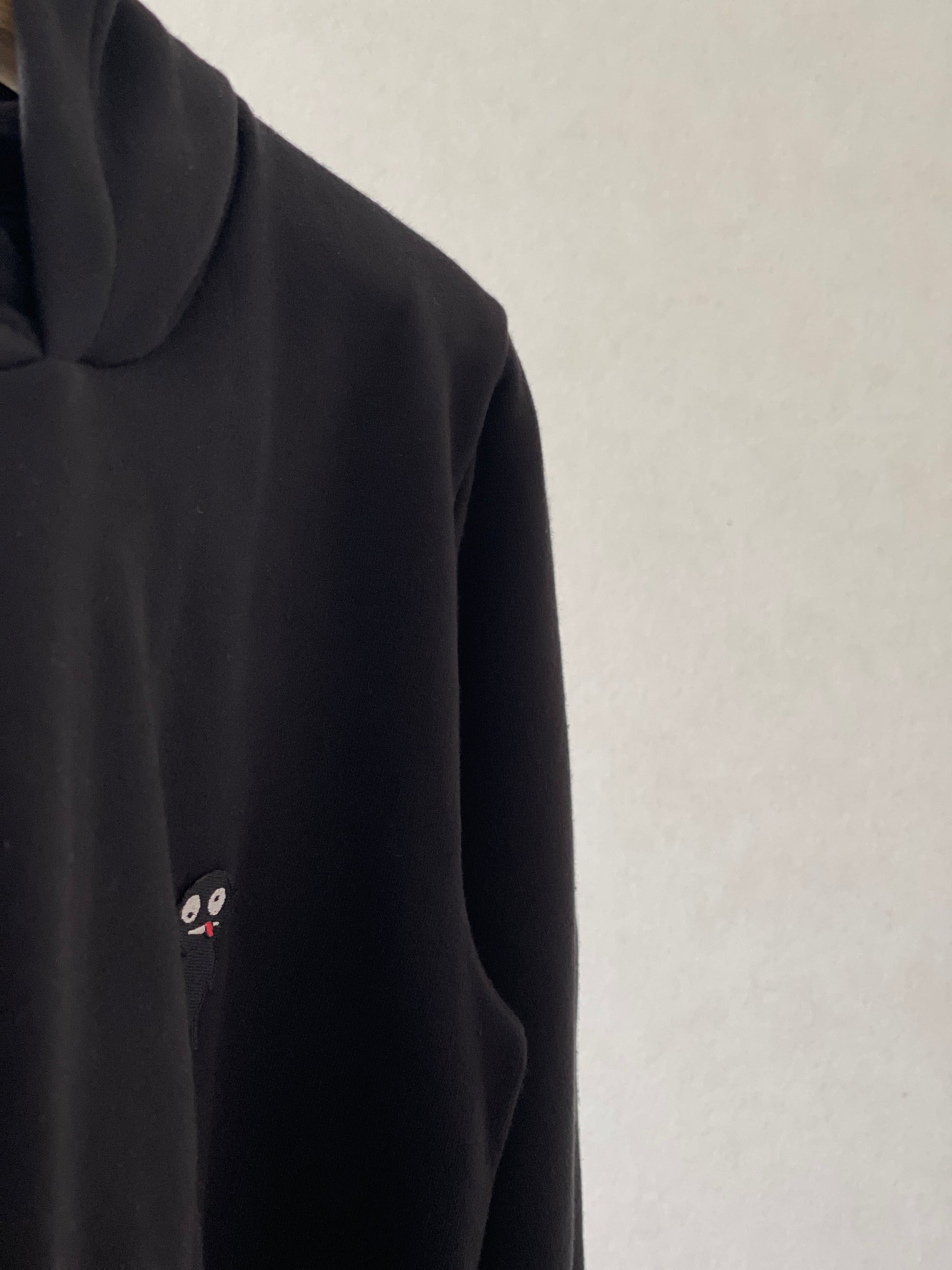 Super cozy hoodie with a kangaroo pocket in the front with no drawstrings. Crafted from comfortable and the finest cotton. Raglan sleeves, ribbed trims and with teddy character patch.  Colour: black Patch: teddy character