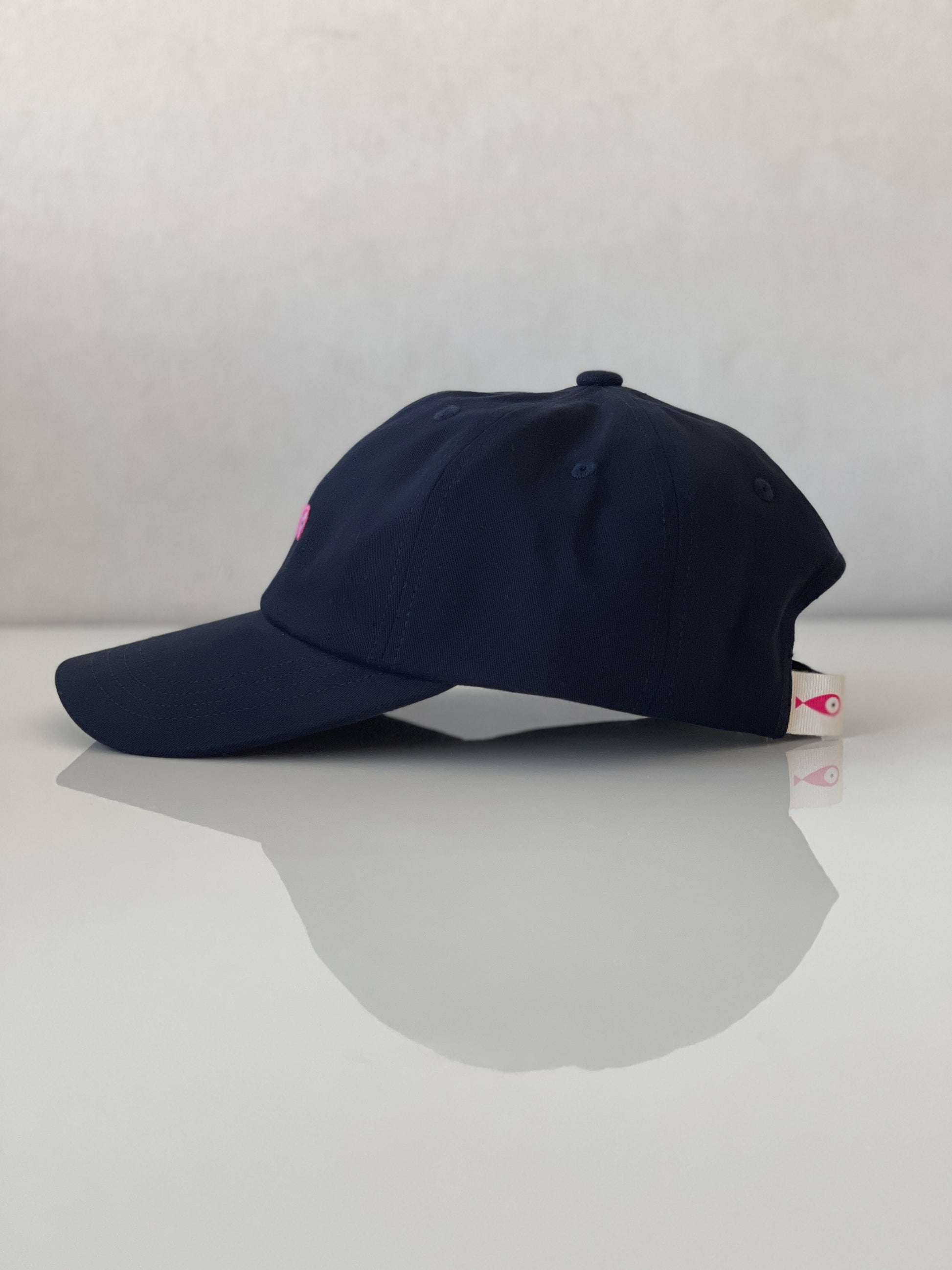 Cap Classic "Fish"  Slightly curved brim  Fish embroidery on front  Label on the back  Buckle to adjust the fit  5 Colors available : Navy Blue, Black, Pink, Olive Green and Light Beige  100 % cotton  One size  Profile Side