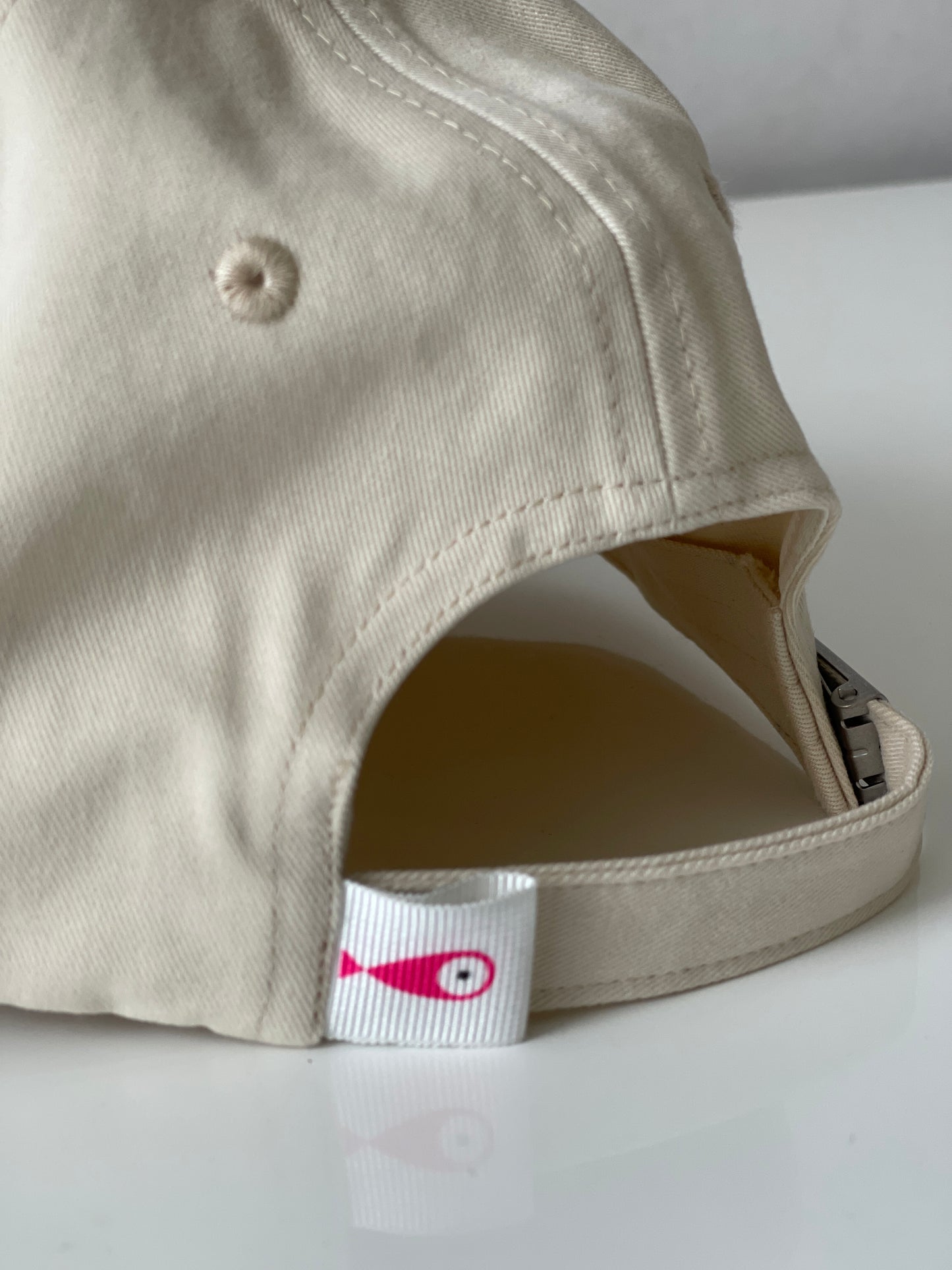 Cap Classic "Fish"  Slightly curved brim  Fish embroidery on front  Label on the back  Buckle to adjust the fit  5 Colors available : Navy Blue, Black, Pink, Olive Green and Light Beige  100 % cotton  One size  Detail