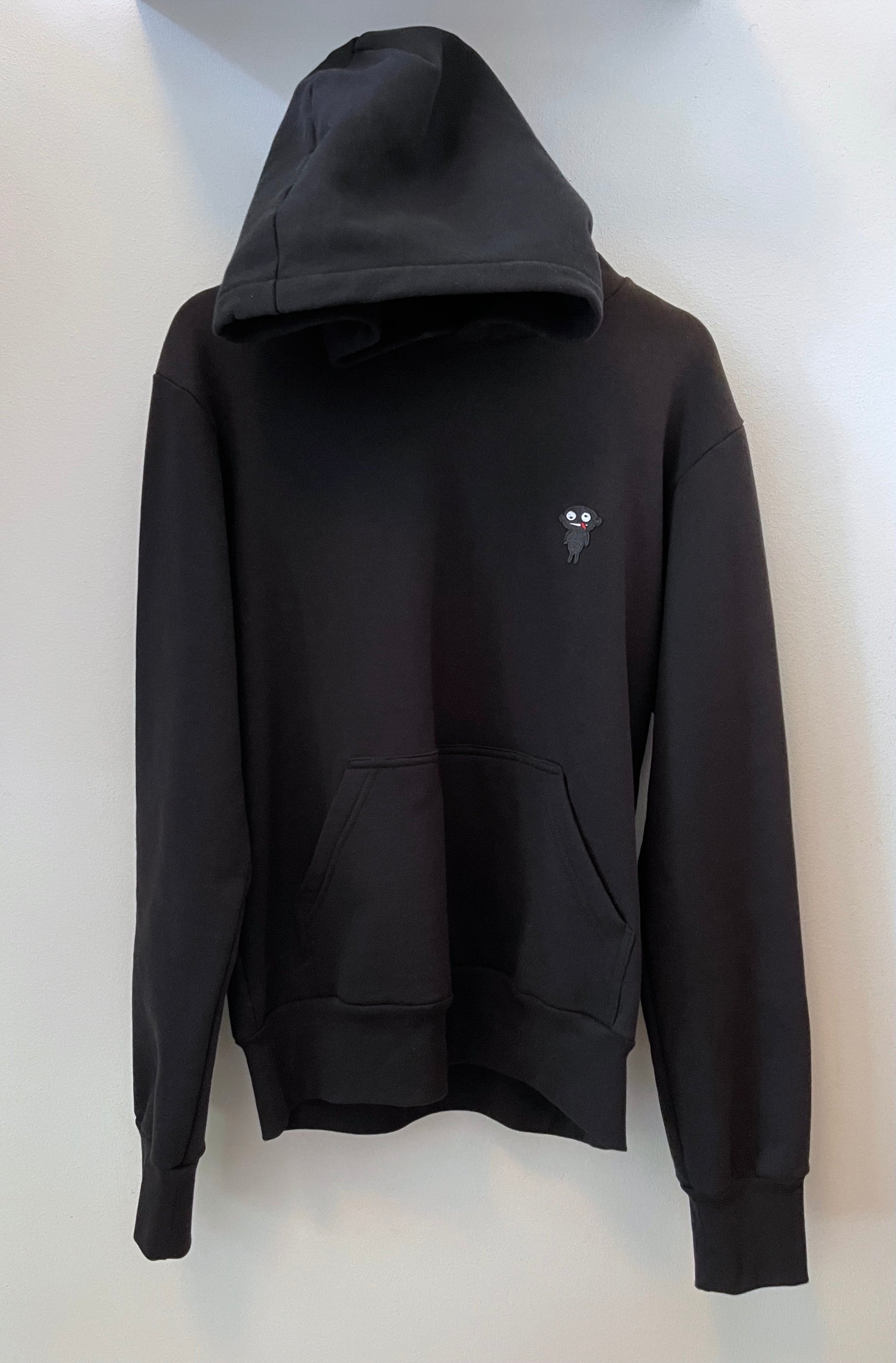 Super cozy hoodie with a kangaroo pocket in the front with no drawstrings. Crafted from comfortable and the finest cotton. Raglan sleeves, ribbed trims and with teddy character patch.  Colour: black Patch: teddy character
