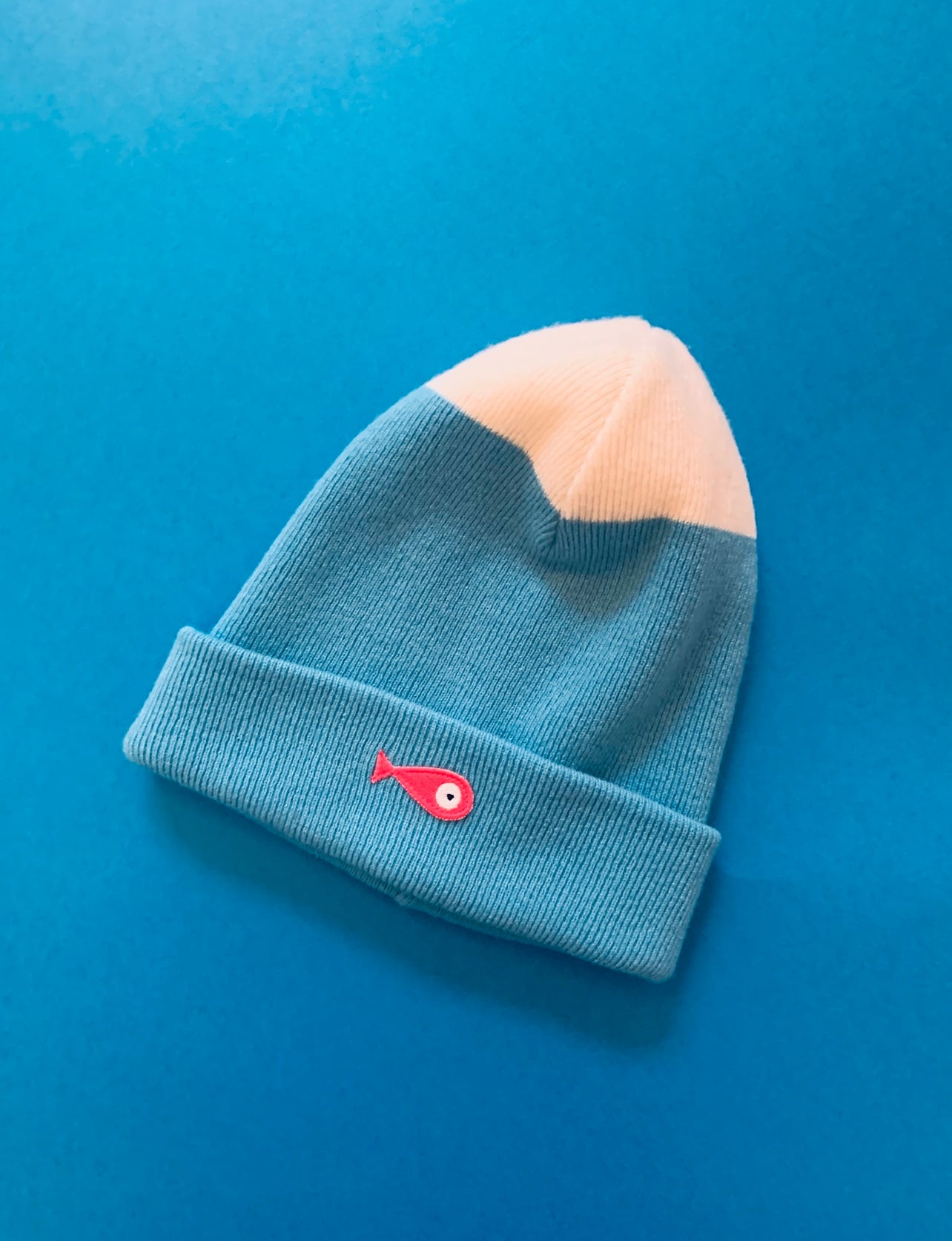 The soft, luxuriously cozy "Fish in the ocean beanie” , crafted with care from a blend of superfine merino wool and cashmere yarn. This exquisite accessory promises a comfortable fit and an indulgent, lovely feeling against your skin.