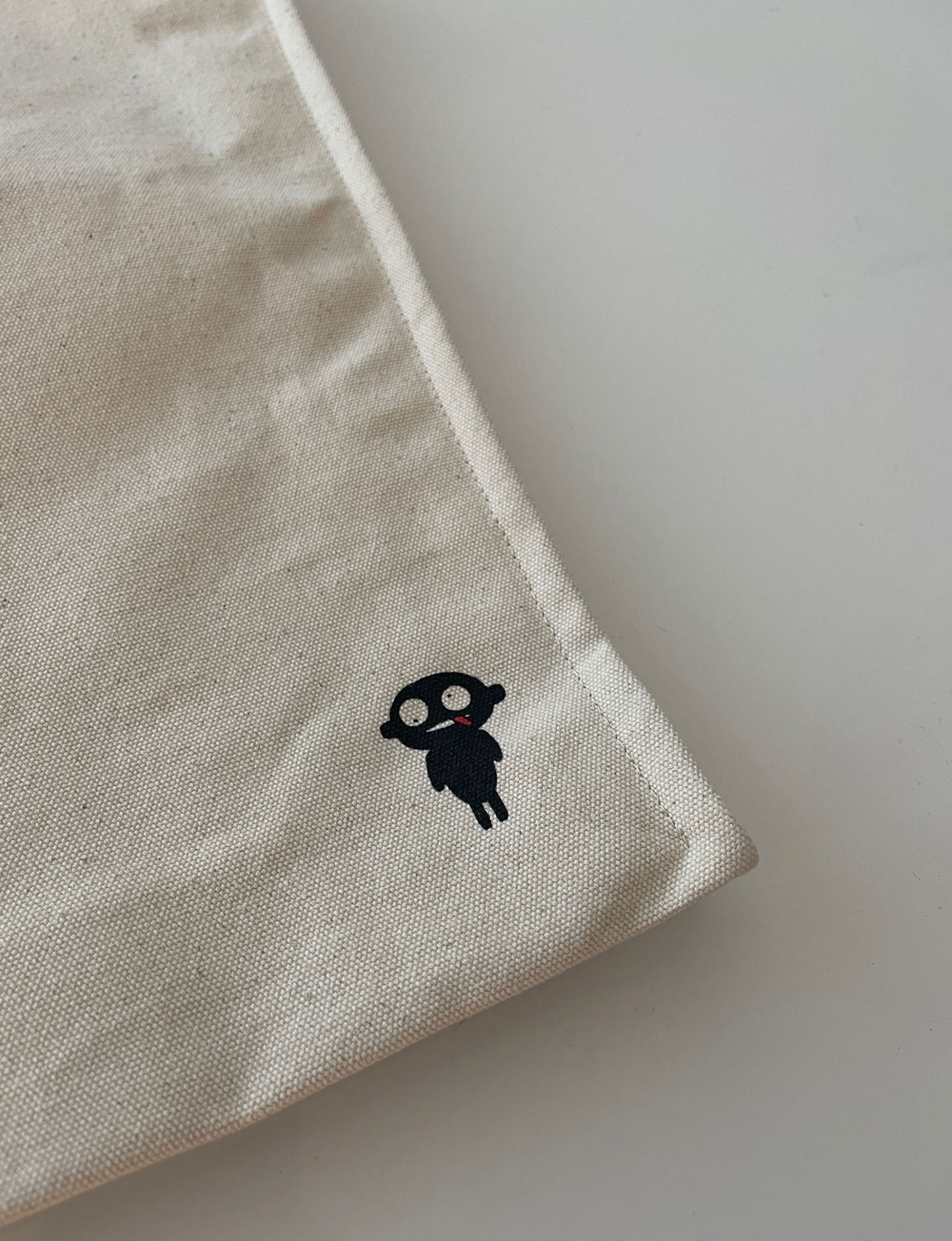 Lovely tote bag crafted from a organic cotton canvas.  Short handles and press button closure on the top of the tote bag.  A great companion that will never let you down. Perfect for the beach, school, shopping and weekend trips.