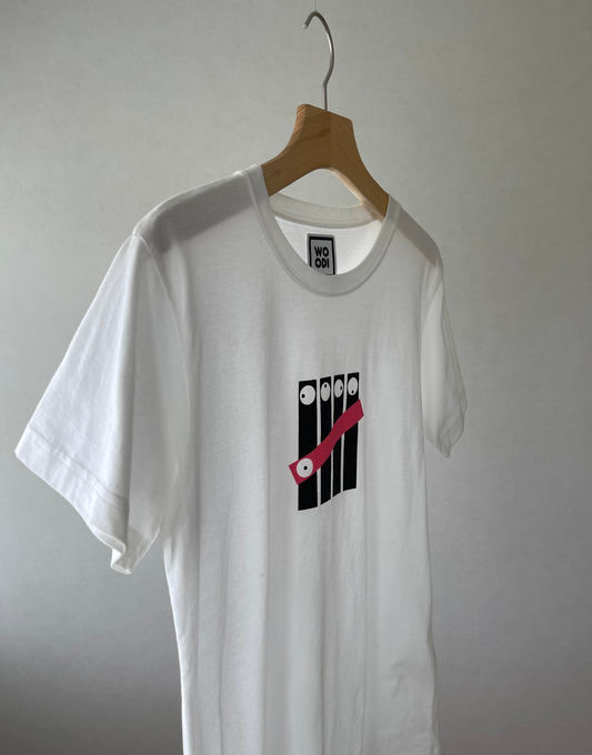 Regular fitted crewneck t-shirt. Cut from 100% superfine cotton, the shape makes it ideal for any occasion. The perfect piece for layering or wearing on its own. Front Side