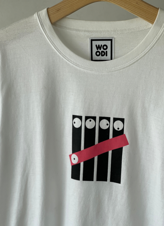 Regular fitted crewneck t-shirt. Cut from 100% superfine cotton, the shape makes it ideal for any occasion. The perfect piece for layering or wearing on its own. Front. Detail