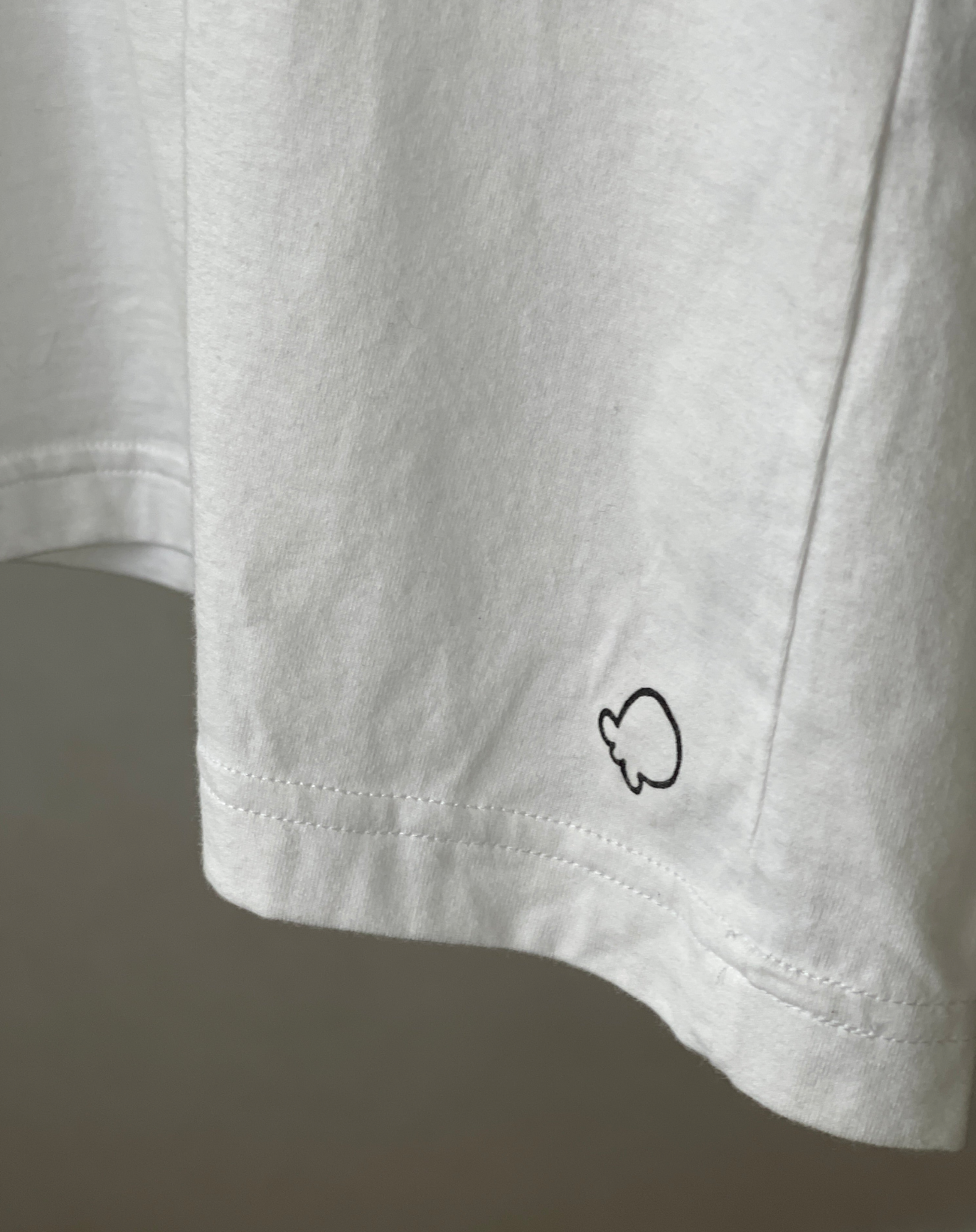 Regular fitted crewneck t-shirt. Cut from 100% superfine cotton, the shape makes it ideal for any occasion. The perfect piece for layering or wearing on its own.  Colour: white Pocket: front pocket with printed popcorns inside Material: 100%  cotton. Detail